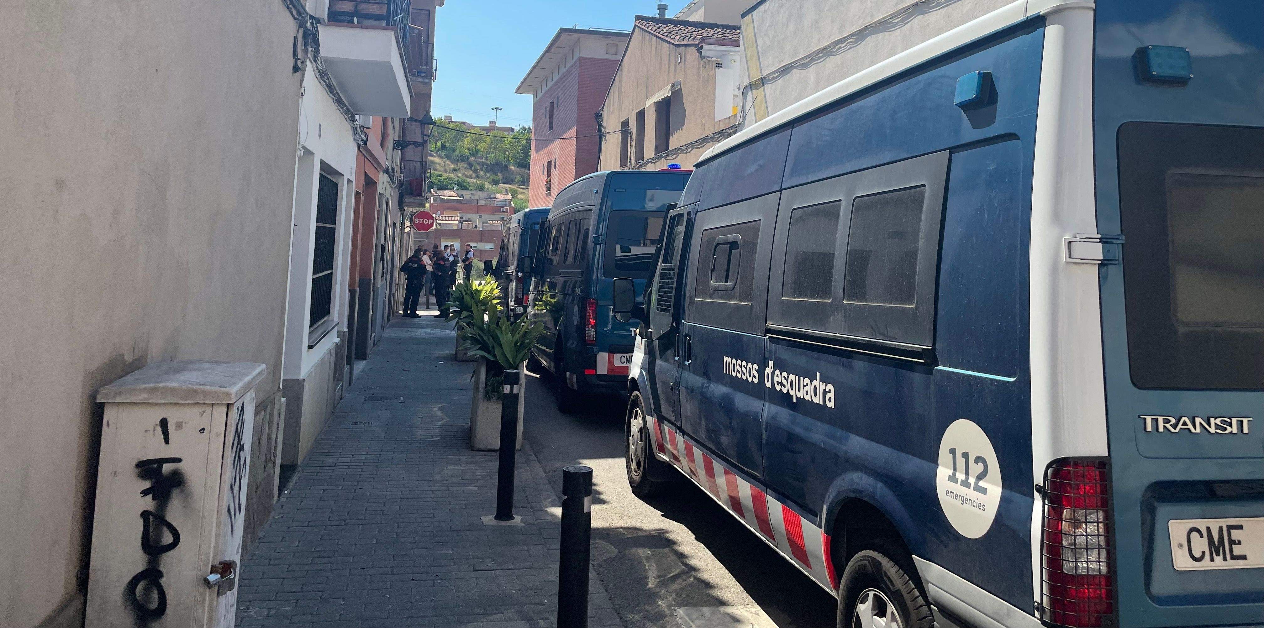Tres furgonetes de Mossos al carrer Miguel de Cervantes durant el registre d'aquest dijous a la tarda. FOTO: NHS  Tres furgonetes de Mossos al carrer Miguel de Cervantes durant el registre d'aquest dijous a la tarda. FOTO: NHS