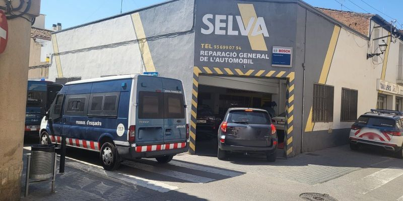 Fins al lloc s'han desplaçat tres furgonetes i un vehicle de Mossos d'Esquadra. 