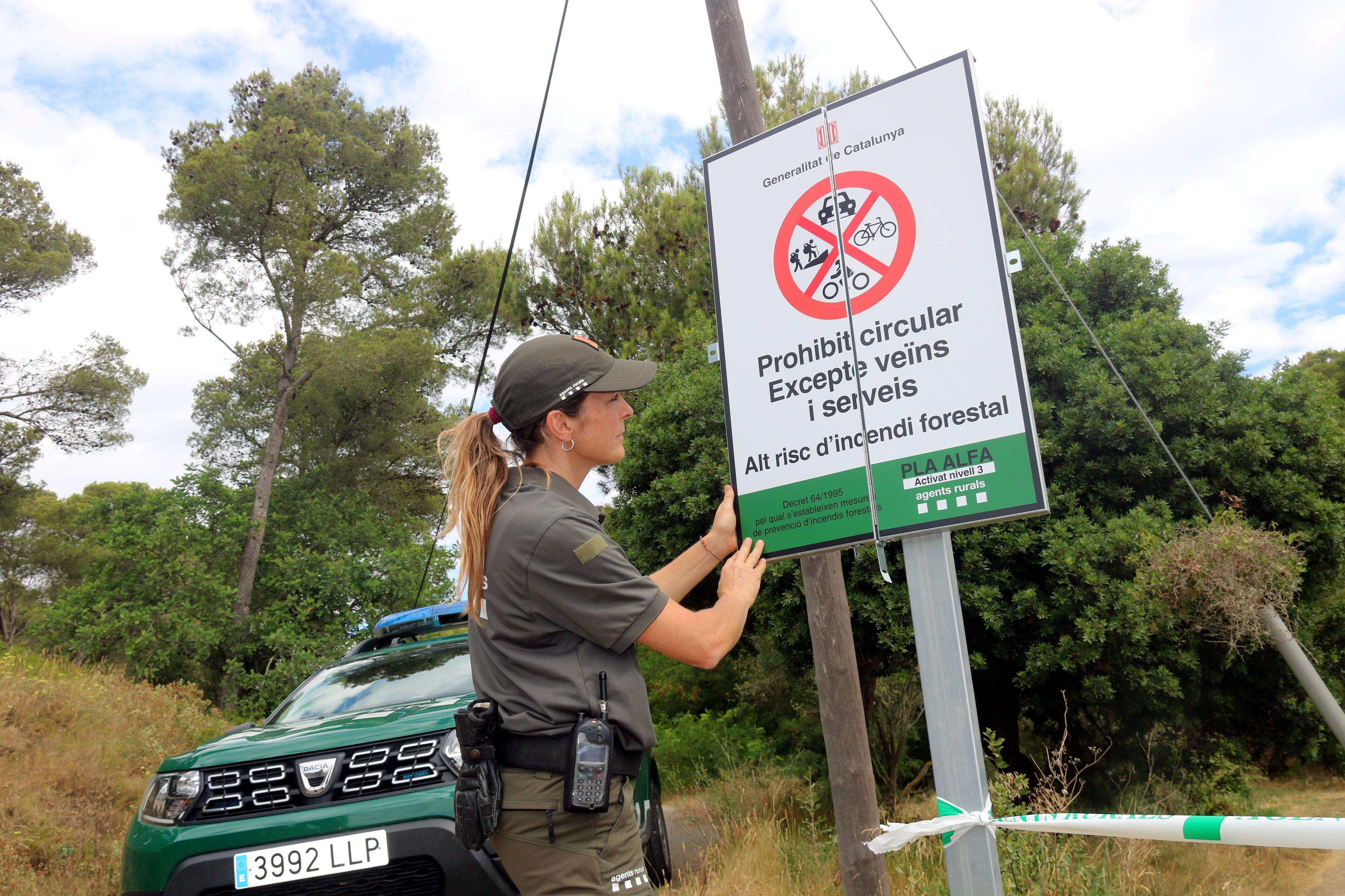 Un cartell informa sobre el tancament del parc natural del Montgrí per risc d'incendi. FOTO: Xavier Pi (ACN)