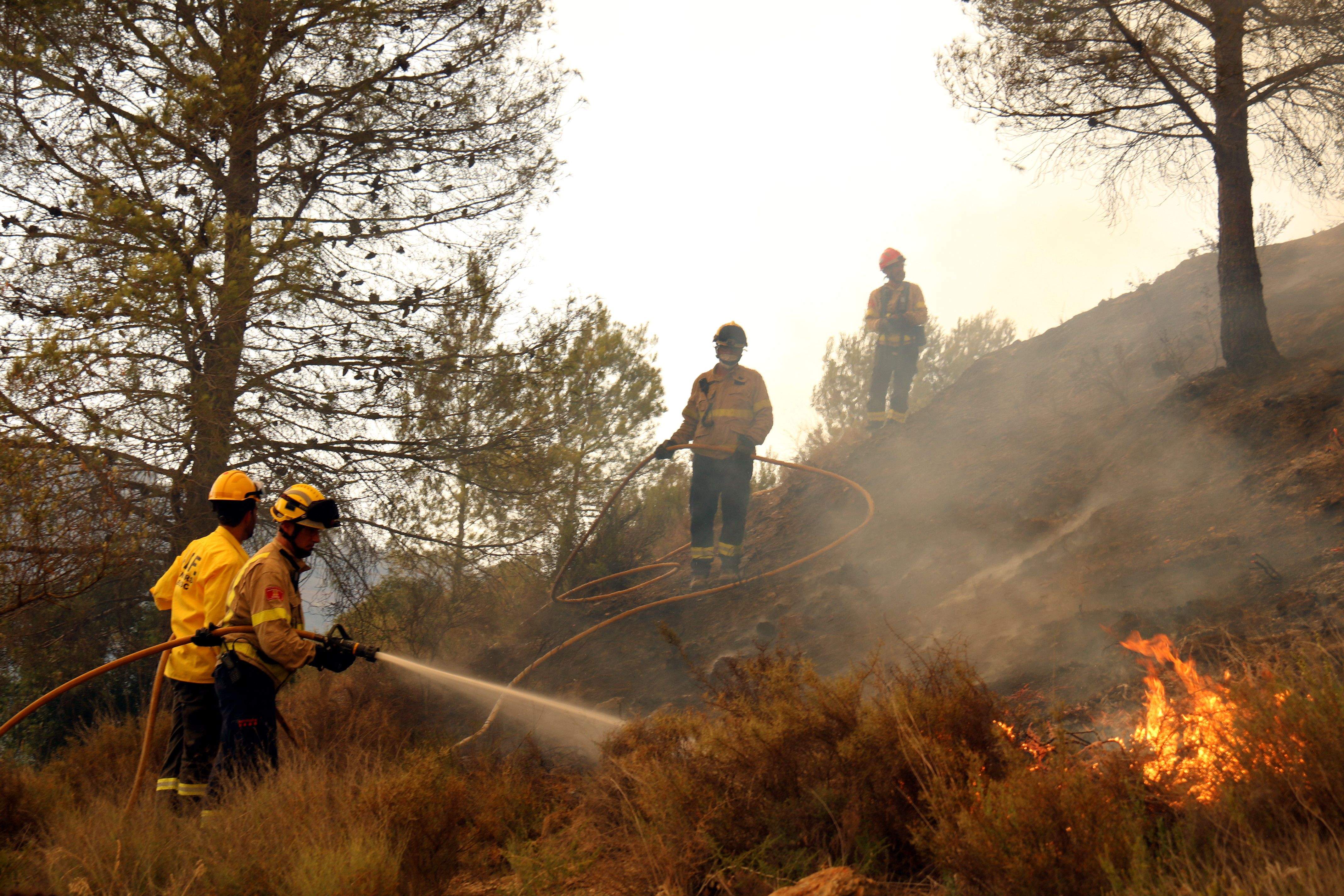 Bombers apaguen el foc a primera línia al Pont de Vilomara i Rocafort. FOTO: ACN/Nia Escolà
