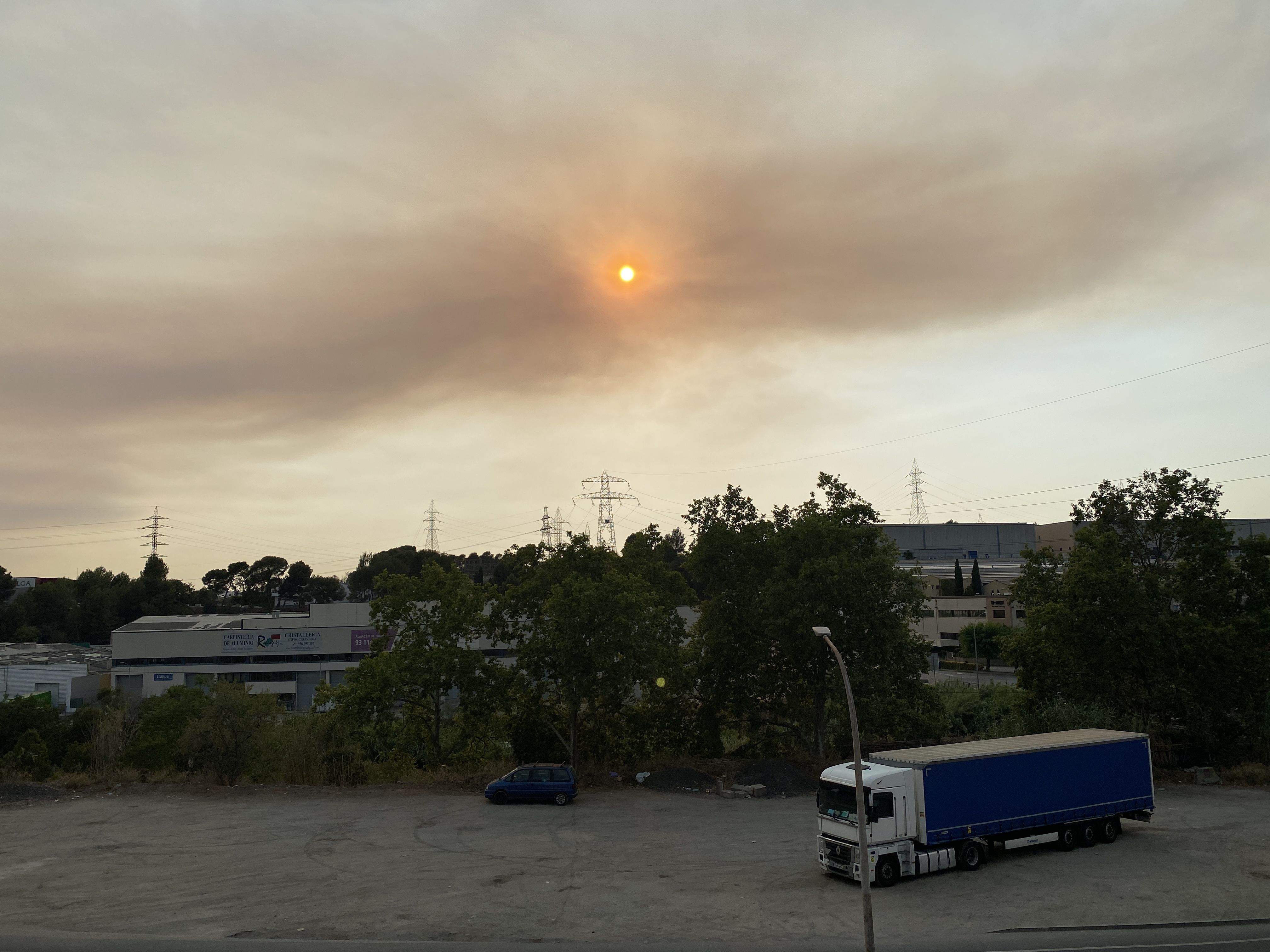 Rubí aquest diumenge amb el cel enterbolit a causa de l'incendi que afecta el Bages. FOTO: Arnau Martínez