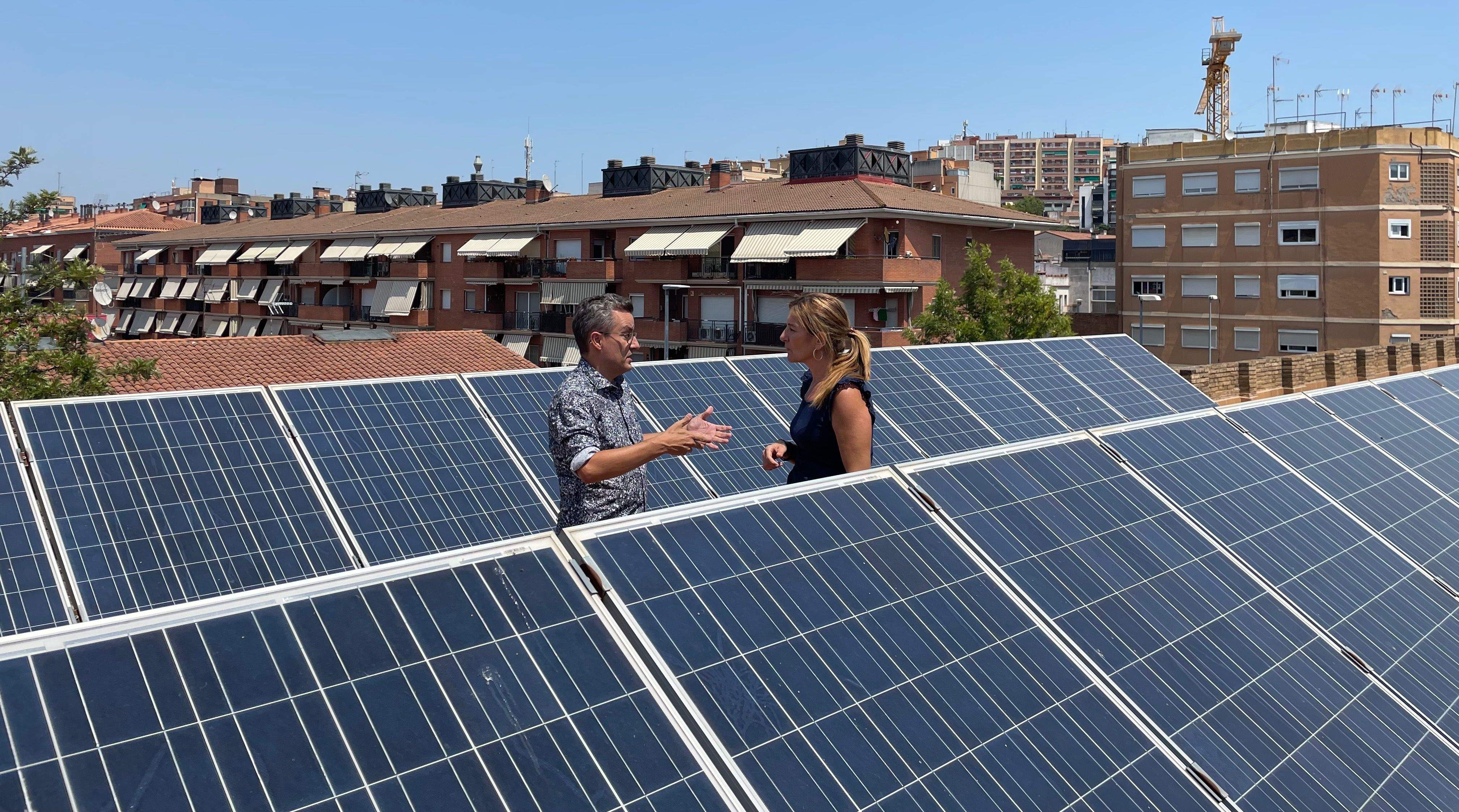 L'alcaldessa de Rubí i el regidor de Medi Ambient, envoltats de plaques solars al terrat d'El Bullidor. FOTO: NHS L'alcaldessa de Rubí i el regidor de Medi Ambient, envoltats de plaques solars al terrat d'El Bullidor. FOTO: NHS