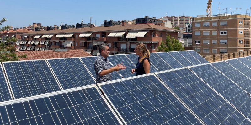 L'alcaldessa de Rubí i el regidor de Medi Ambient, envoltats de plaques solars al terrat d'El Bullidor. FOTO: NHS
