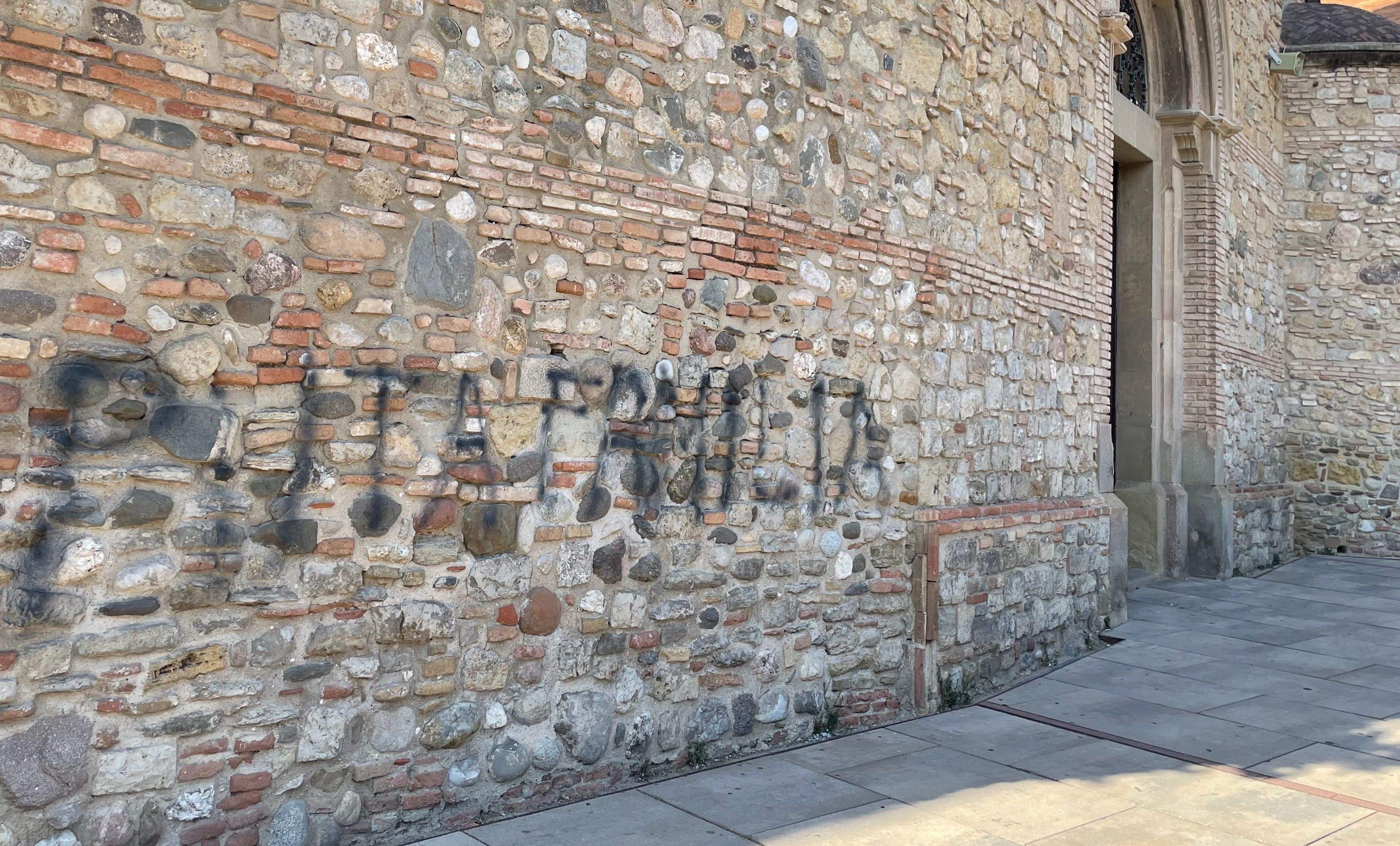 Pintada vandàlica a la façana de l'església de Sant Pere. FOTO: NHS Pintada vandàlica a la façana de l'església de Sant Pere. FOTO: NHS