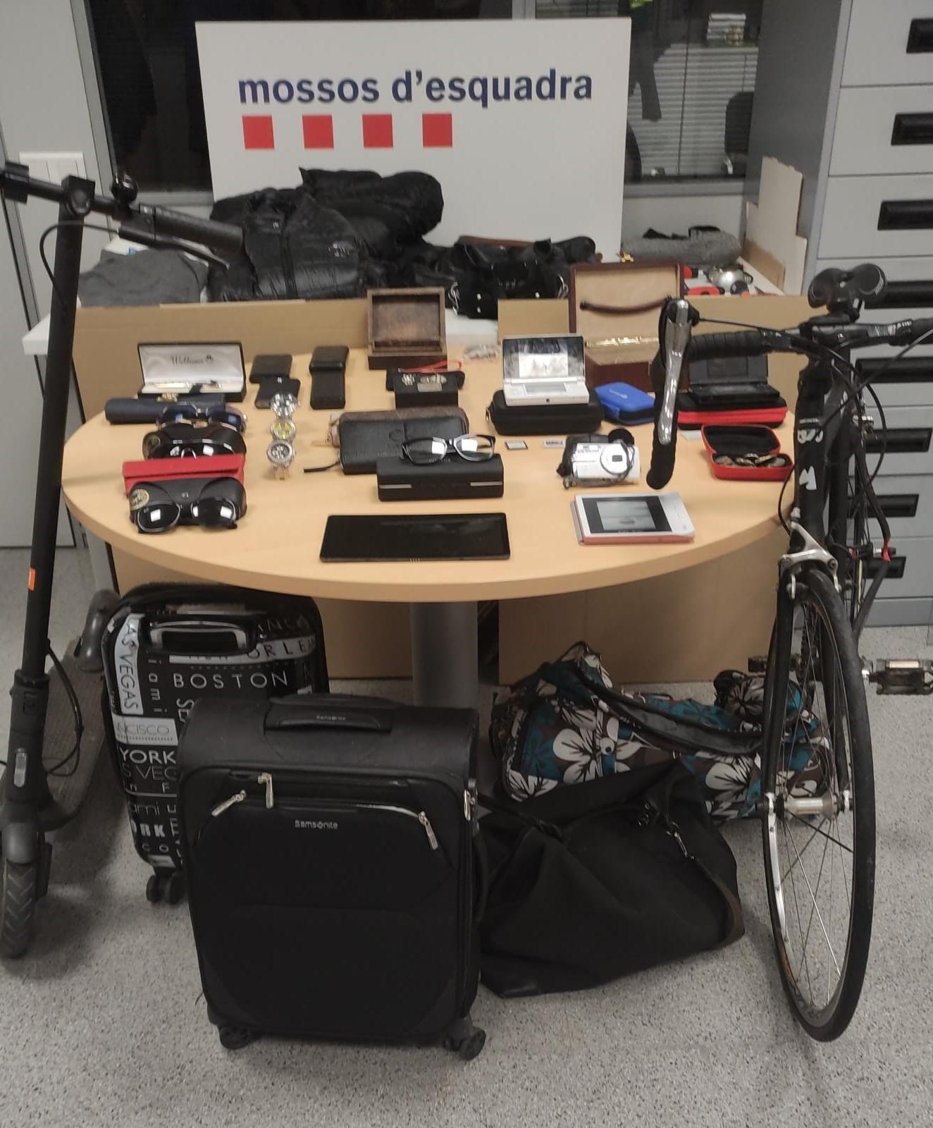 Material intervingut a les dues persones detingudes. FOTO: Mossos d'Esquadra