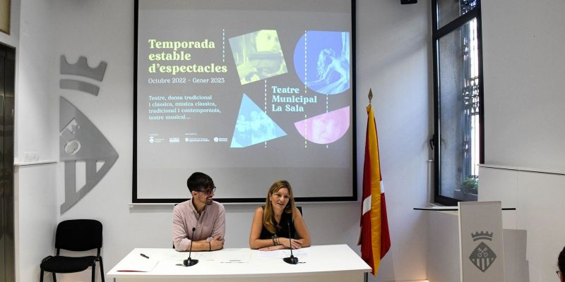 L'alcaldessa de Rubí, Ana María Martínez, i el regidor de Cultura, Moisés Rodríguez, durant la presentació de la nova programació de La Sala. FOTO: Ajuntament de Rubí-Localpres