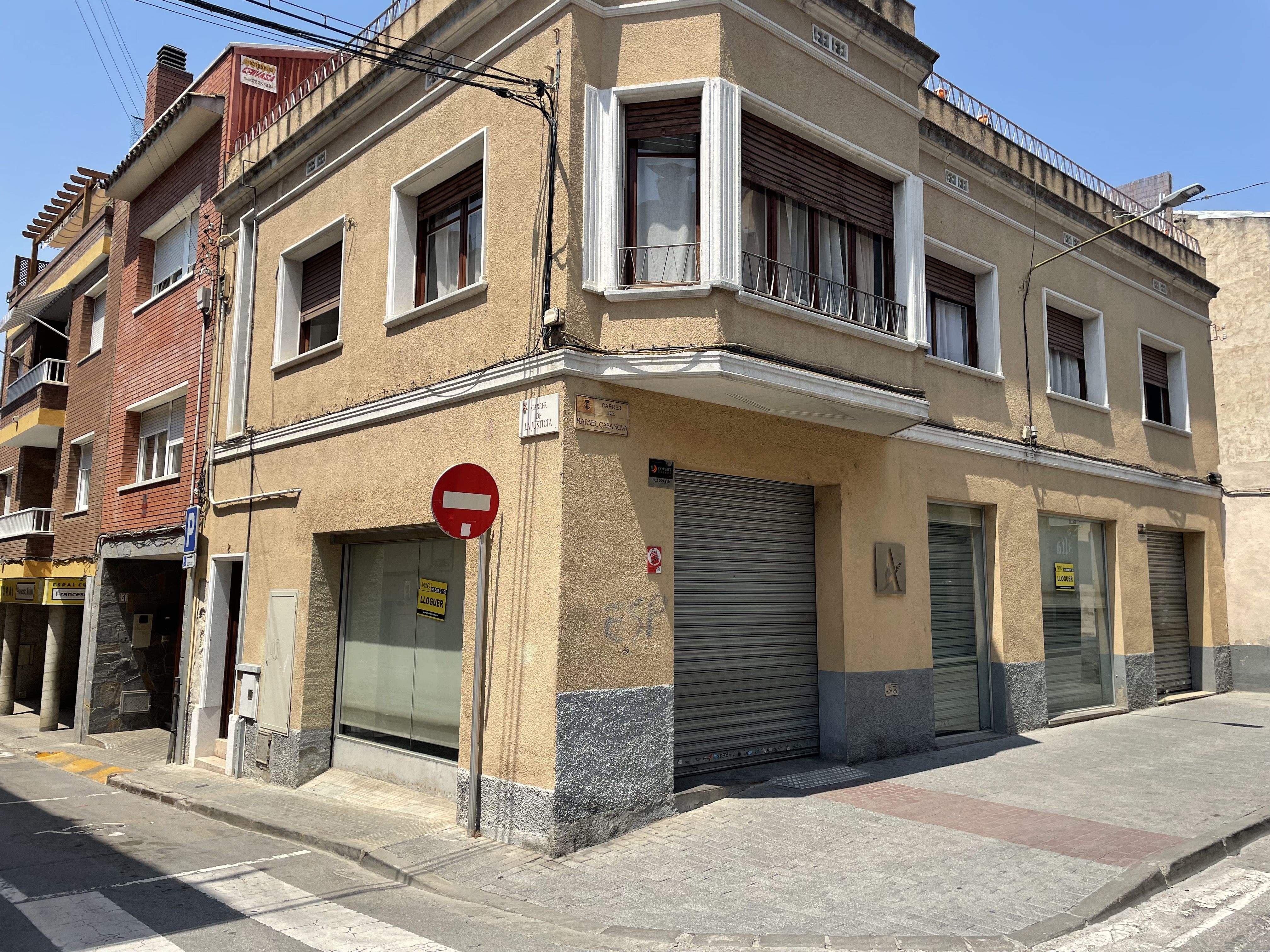 El forn Aribau situat al carrer Justícia de Rubí, amb la persiana abaixada. FOTO: NHS