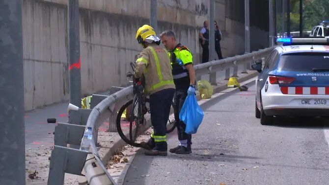 Mossos i Bombers al lloc dels fets. FOTO: CCMA Mossos i Bombers al lloc dels fets. FOTO: CCMA