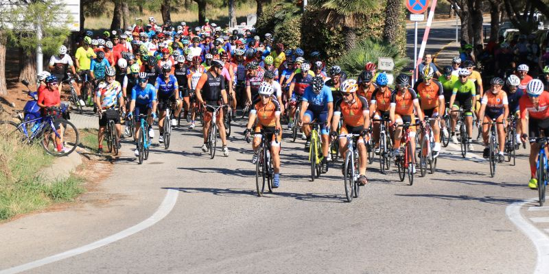 Ciclistes en la pedalada per homenatjar els atropellats a Castellbisbal. FOTO: Carola López (ACN)