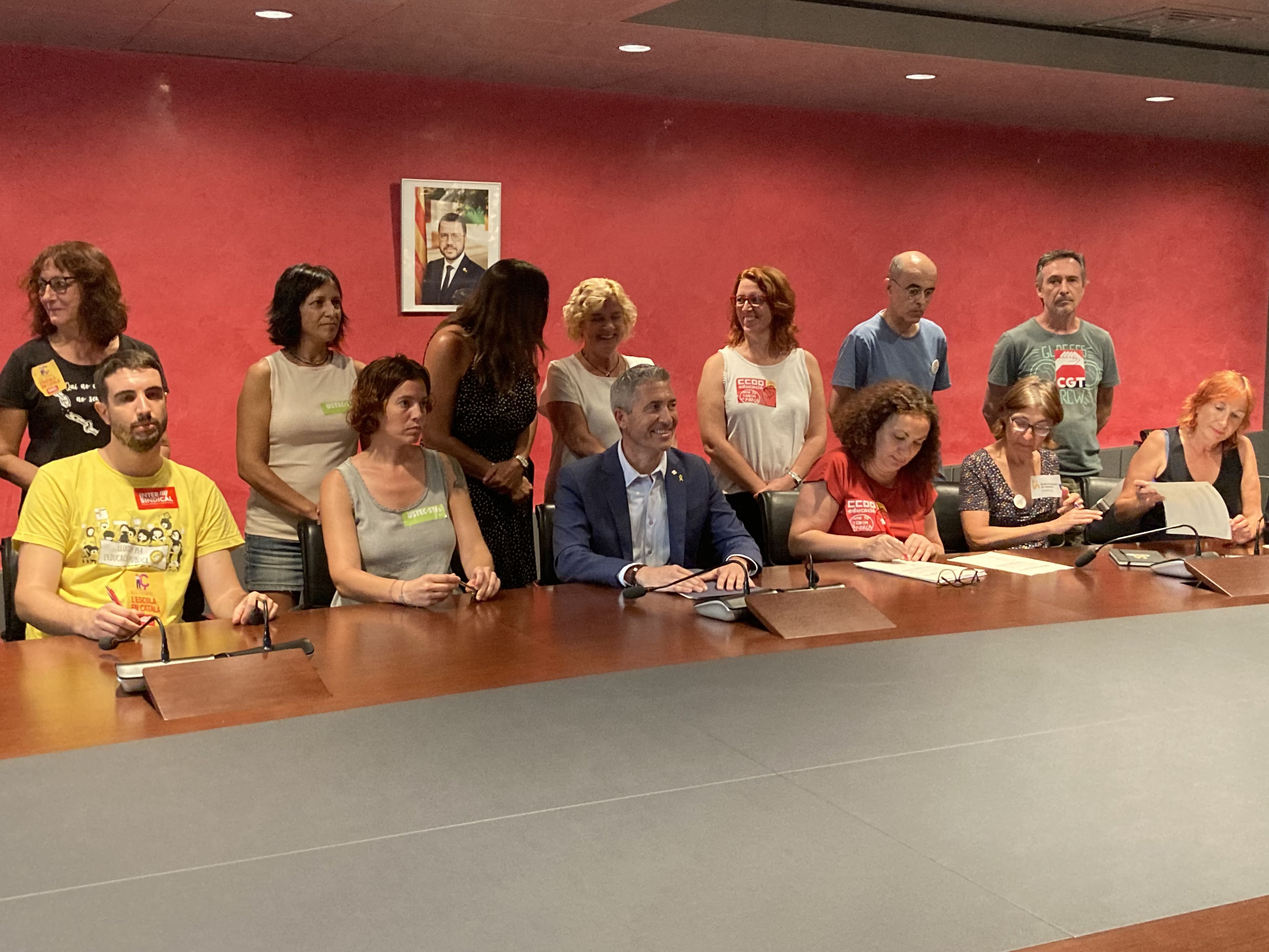 Els conseller d'Educació i els sindicats han signat l'acord que permet desconvocar les vagues. FOTO: Martí Rodríguez (ACN)
