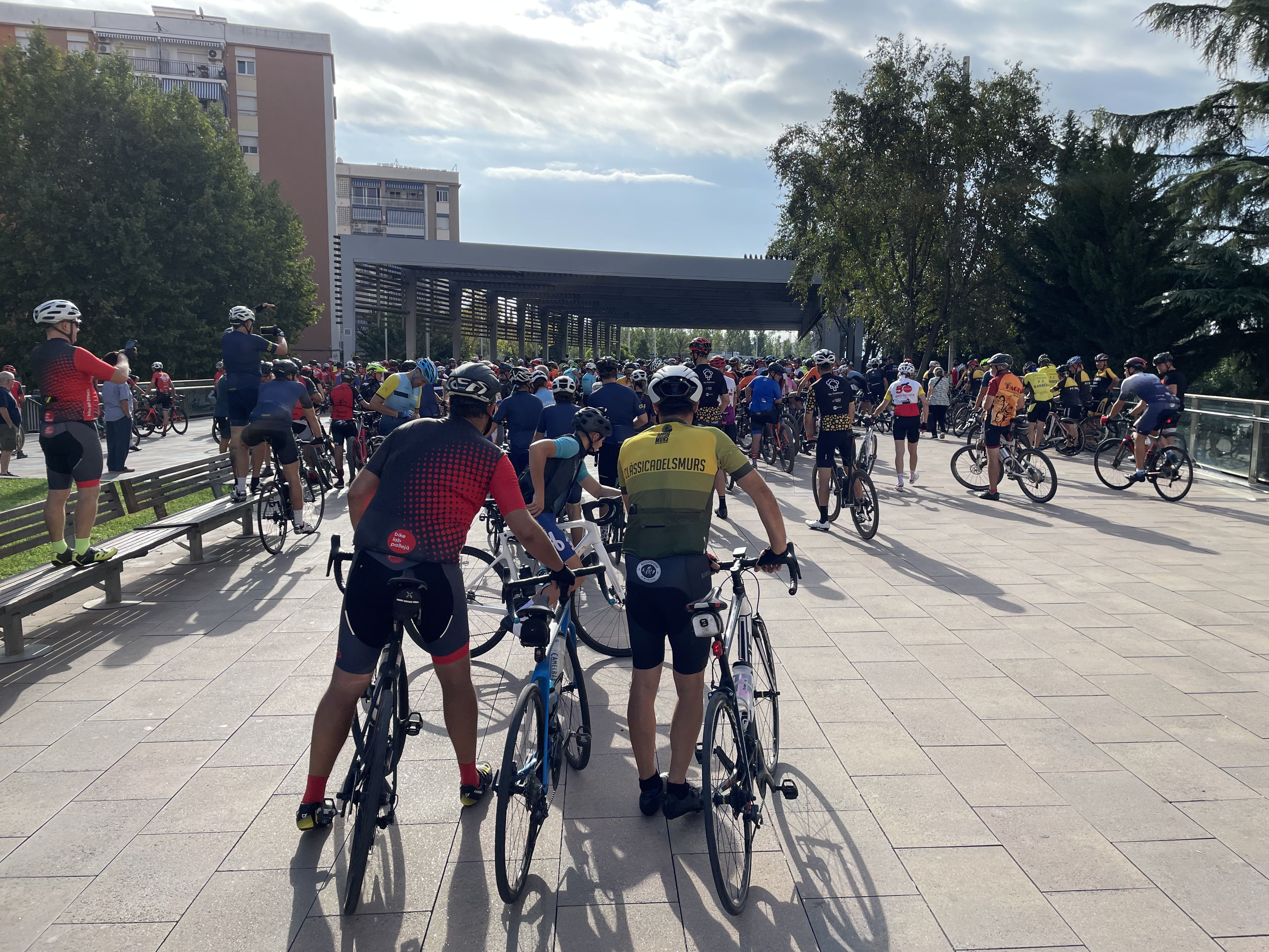 Rubí rendeix homenatge als dos ciclistes morts en un atropellament múltiple a Castellbisbal. FOTO: Arnau Martínez