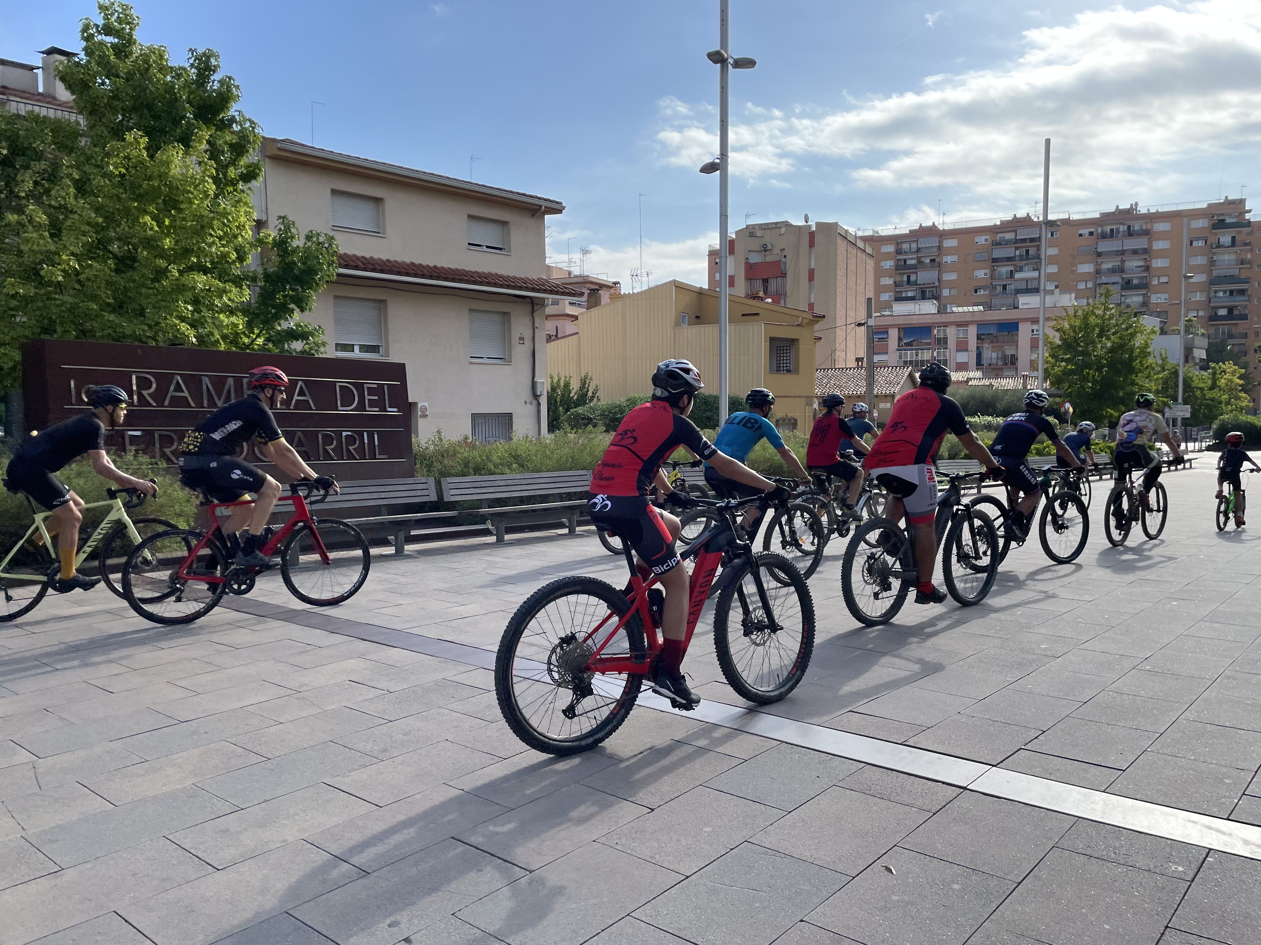 Rubí rendeix homenatge als dos ciclistes morts en un atropellament múltiple a Castellbisbal. FOTO: Arnau Martínez