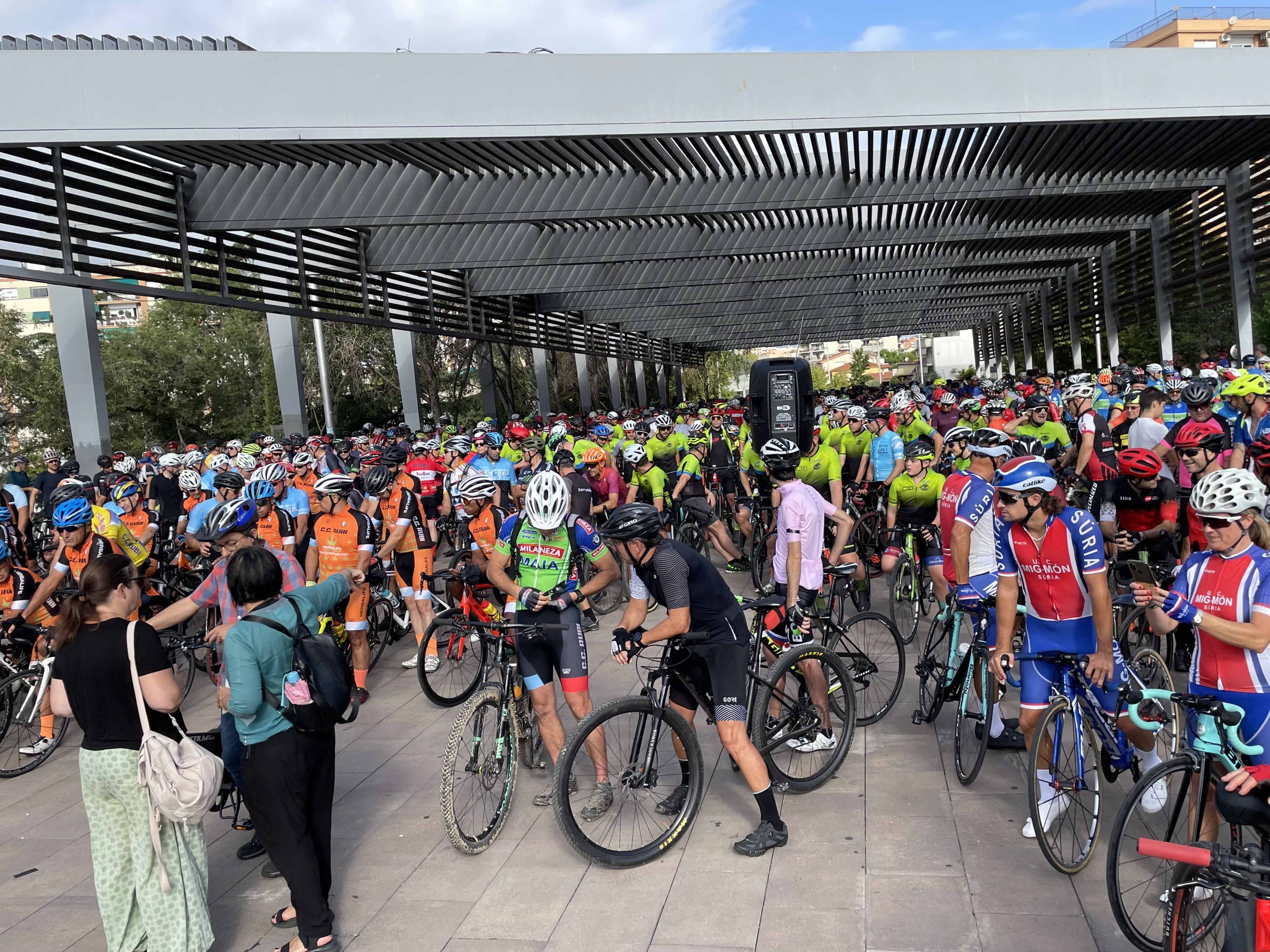 Rubí rendeix homenatge als dos ciclistes morts en un atropellament múltiple a Castellbisbal. FOTO: Arnau Martínez