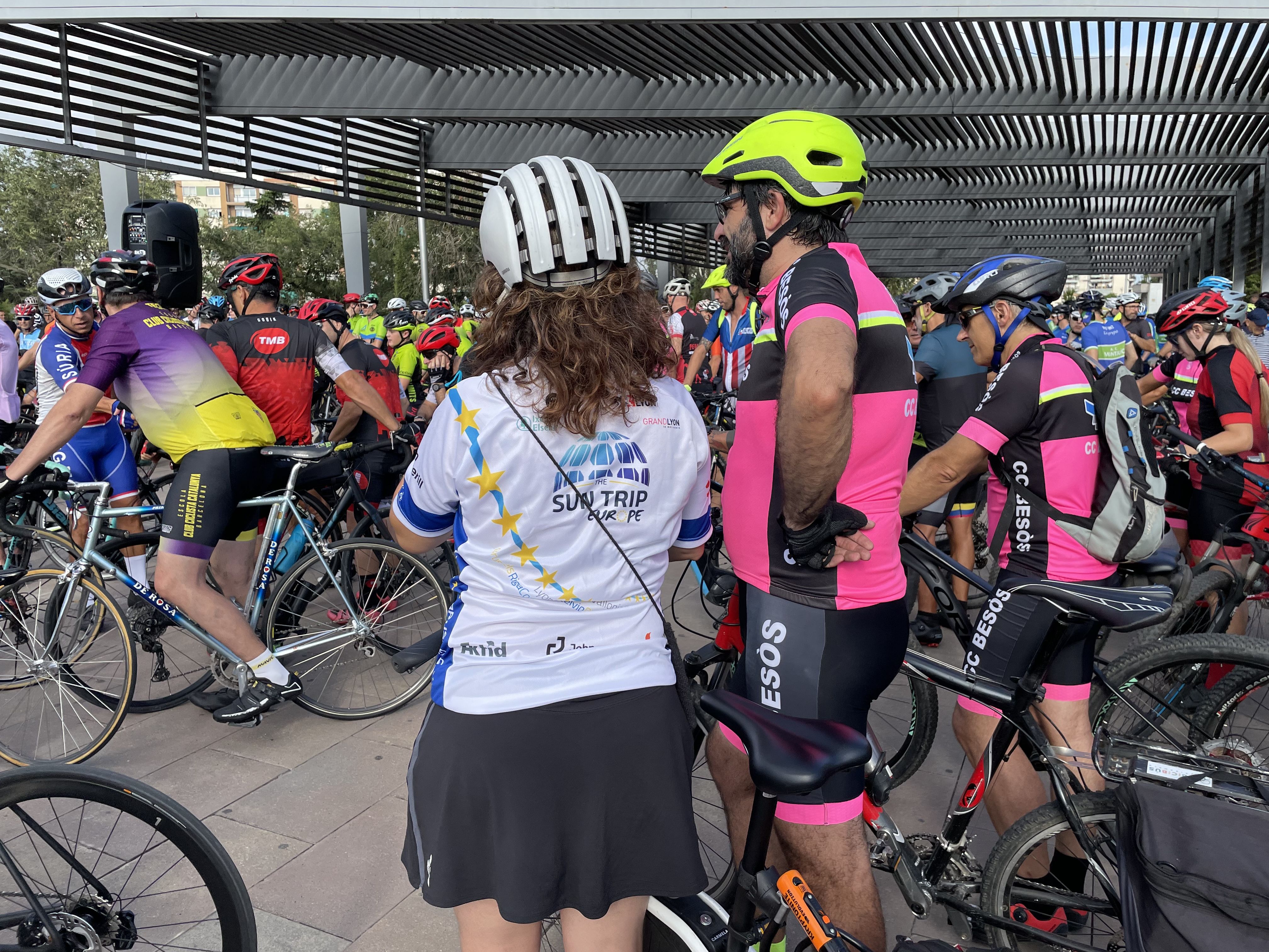 Rubí rendeix homenatge als dos ciclistes morts en un atropellament múltiple a Castellbisbal. FOTO: Arnau Martínez