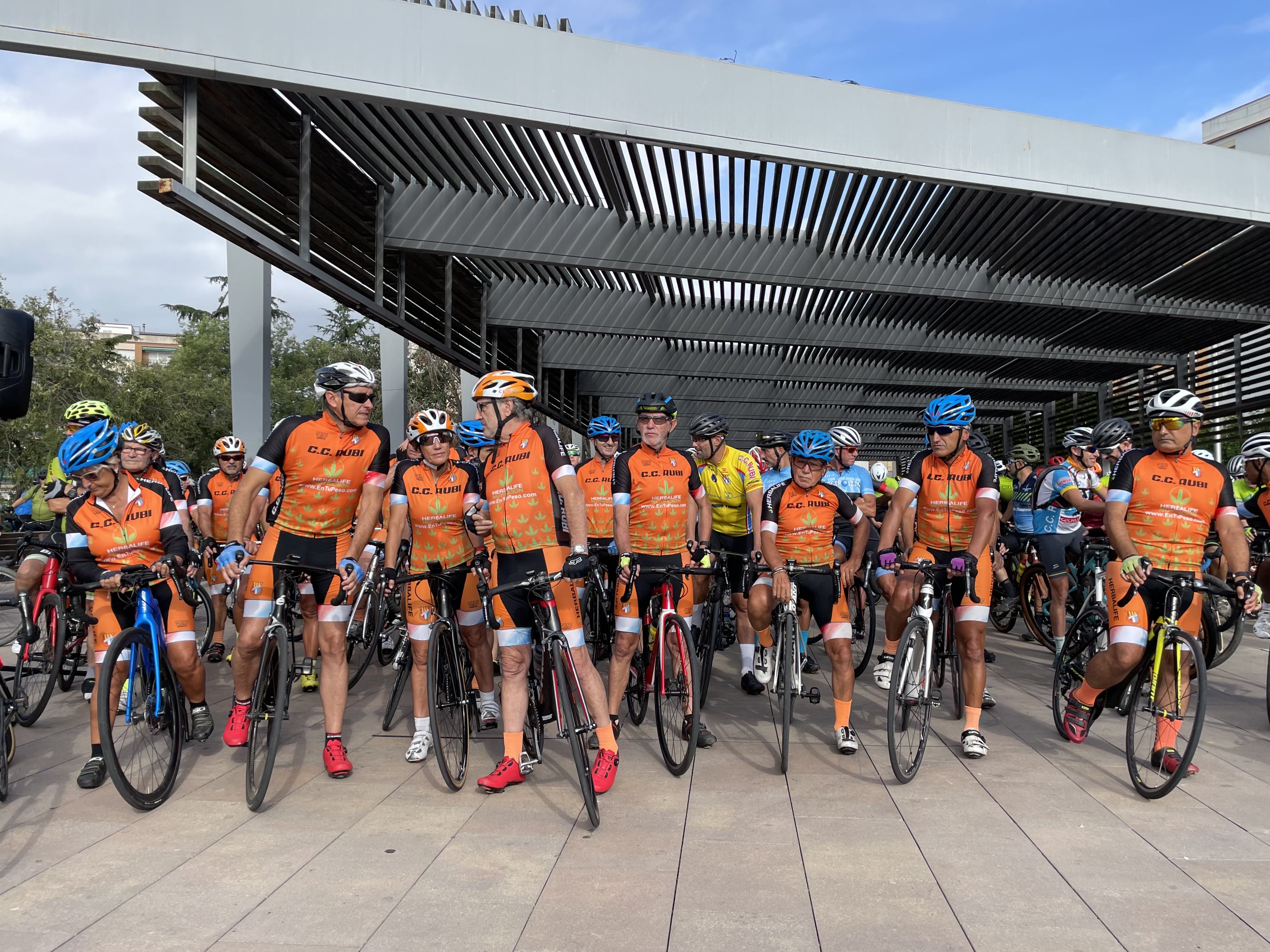 Rubí rendeix homenatge als dos ciclistes morts en un atropellament múltiple a Castellbisbal. FOTO: Arnau Martínez