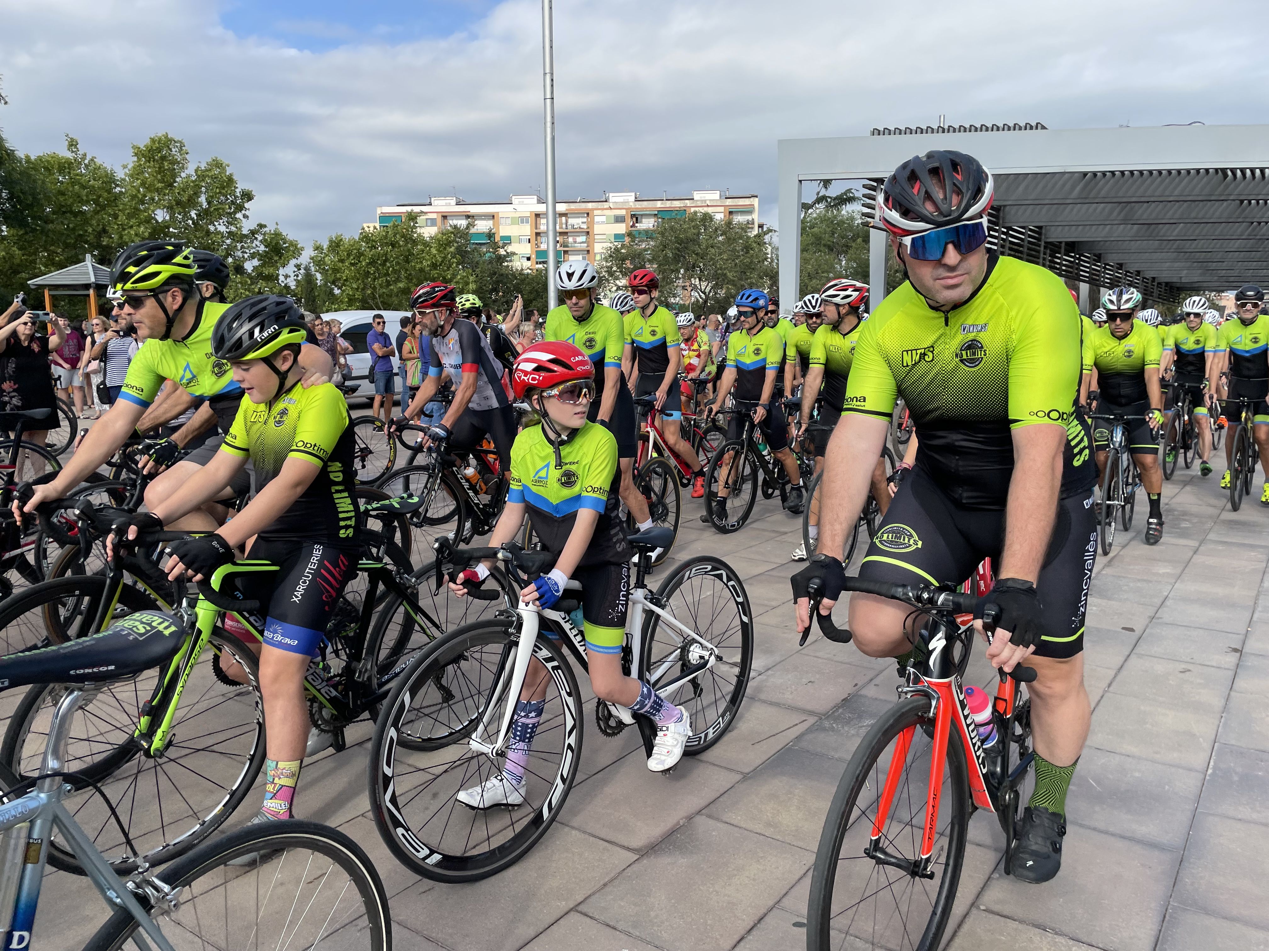 Rubí rendeix homenatge als dos ciclistes morts en un atropellament múltiple a Castellbisbal. FOTO: Arnau Martínez