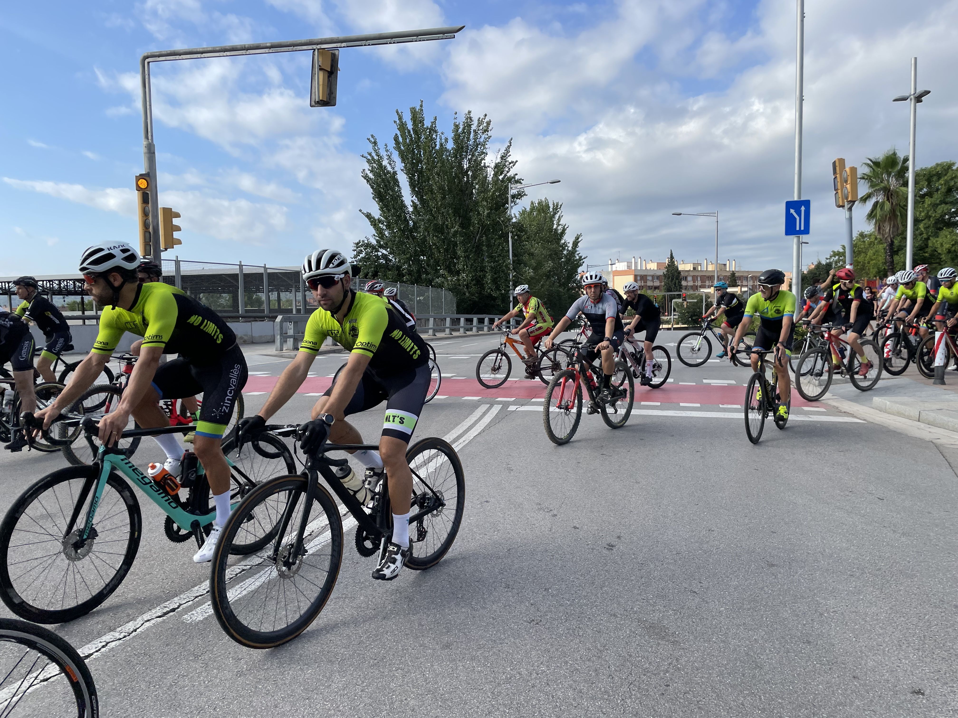 Rubí rendeix homenatge als dos ciclistes morts en un atropellament múltiple a Castellbisbal. FOTO: Arnau Martínez