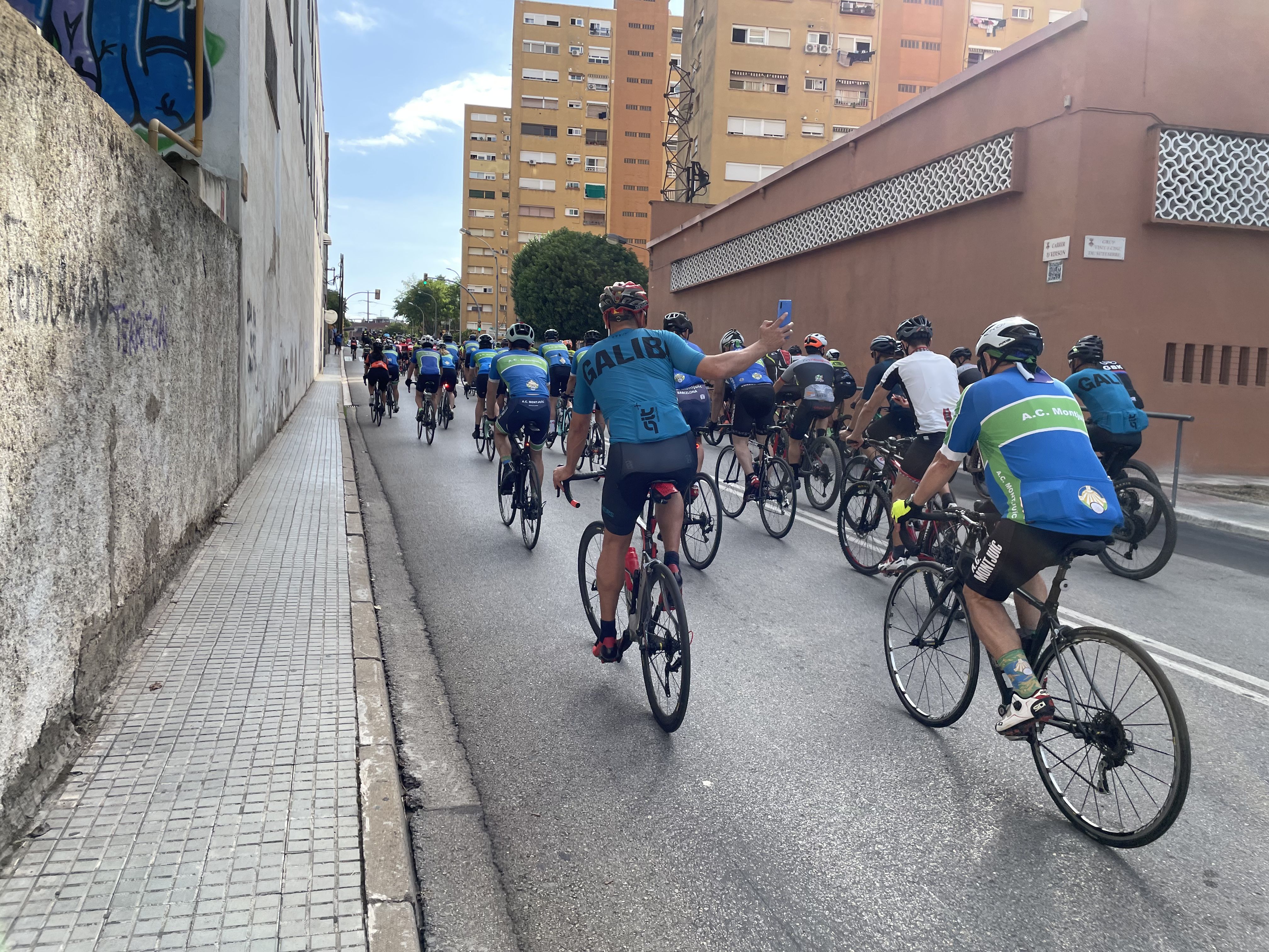 Rubí rendeix homenatge als dos ciclistes morts en un atropellament múltiple a Castellbisbal. FOTO: Arnau Martínez