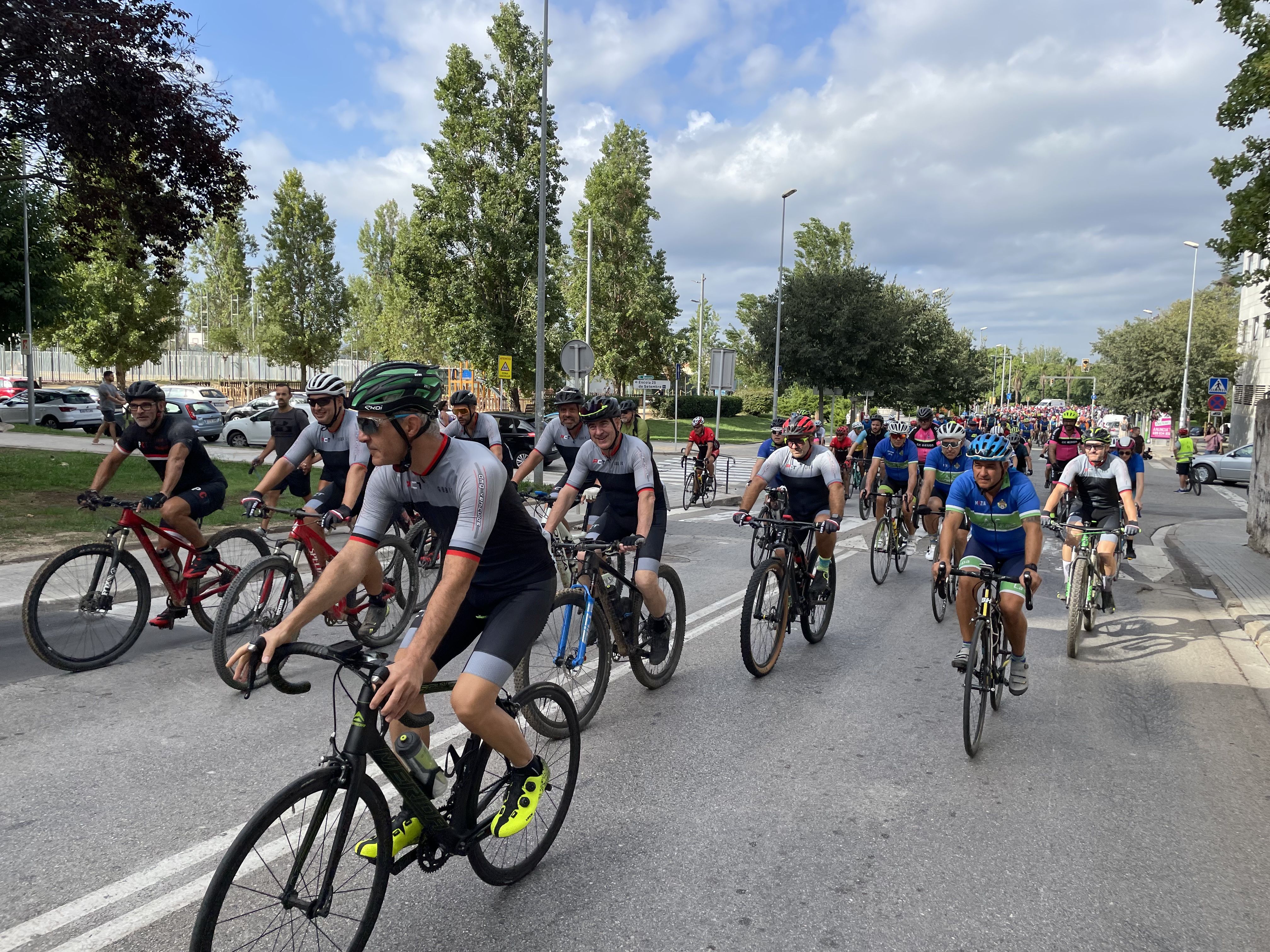 Rubí rendeix homenatge als dos ciclistes morts en un atropellament múltiple a Castellbisbal. FOTO: Arnau Martínez