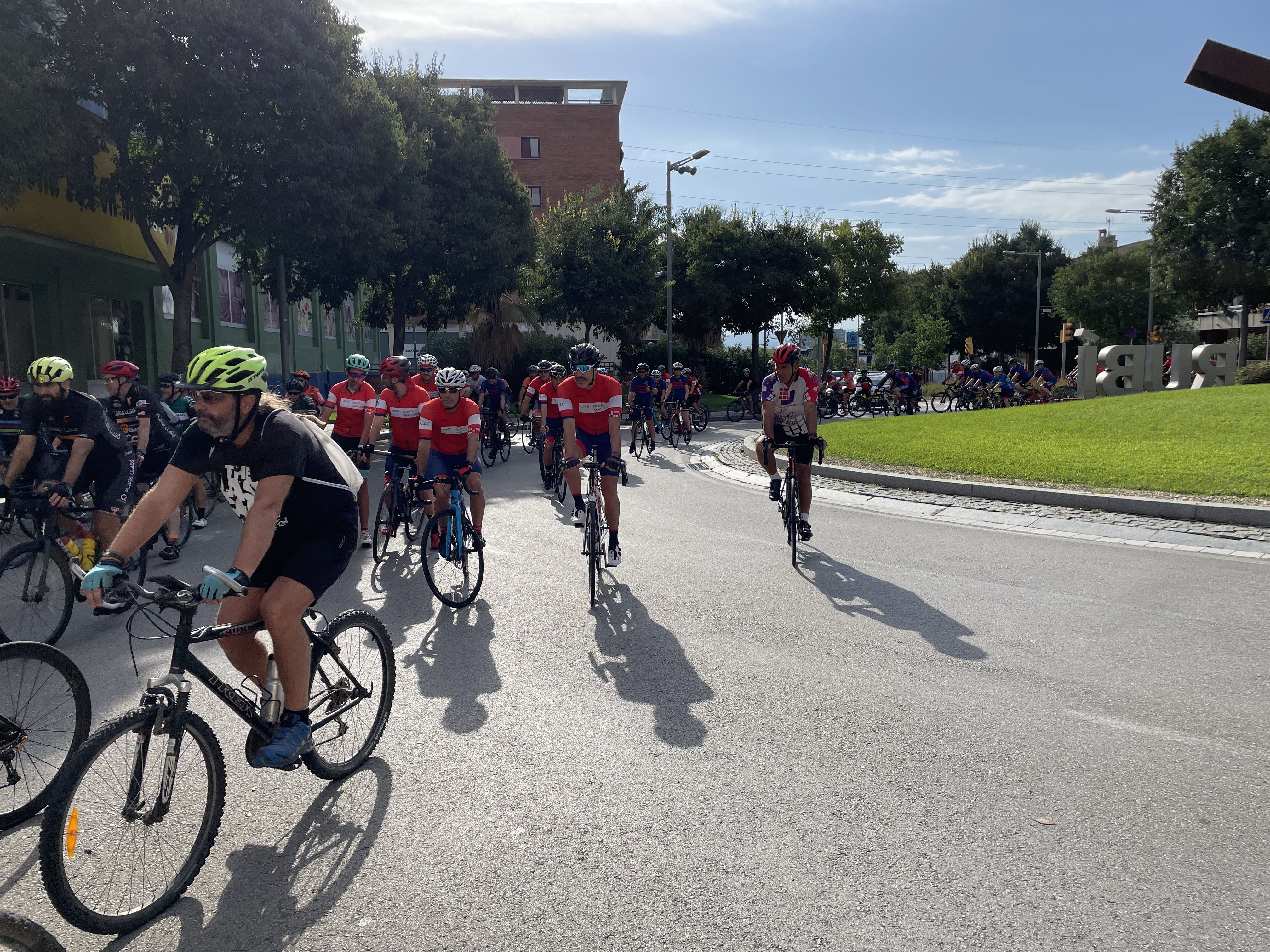 Rubí rendeix homenatge als dos ciclistes morts en un atropellament múltiple a Castellbisbal. FOTO: Arnau Martínez