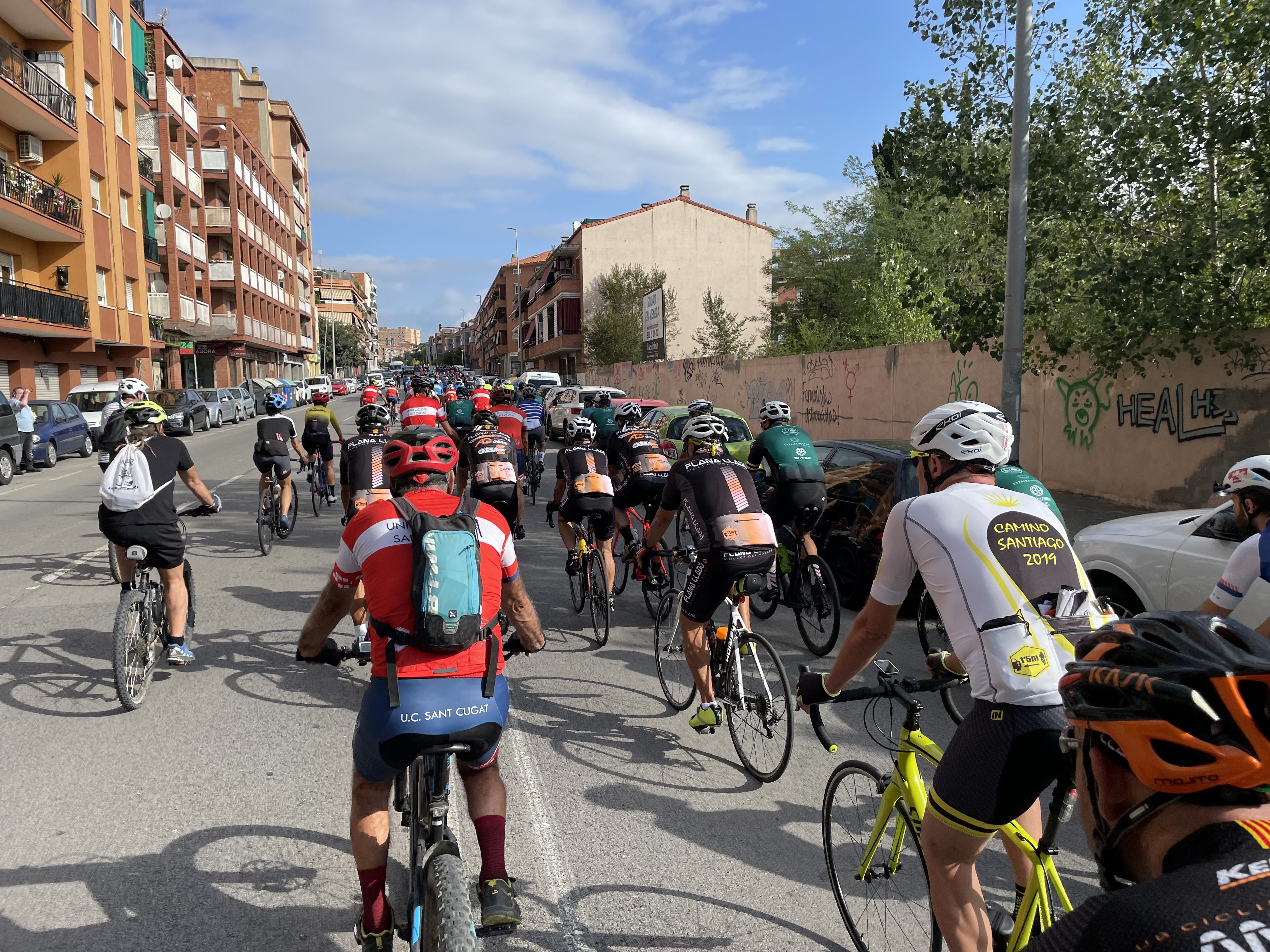 Rubí rendeix homenatge als dos ciclistes morts en un atropellament múltiple a Castellbisbal. FOTO: Arnau Martínez