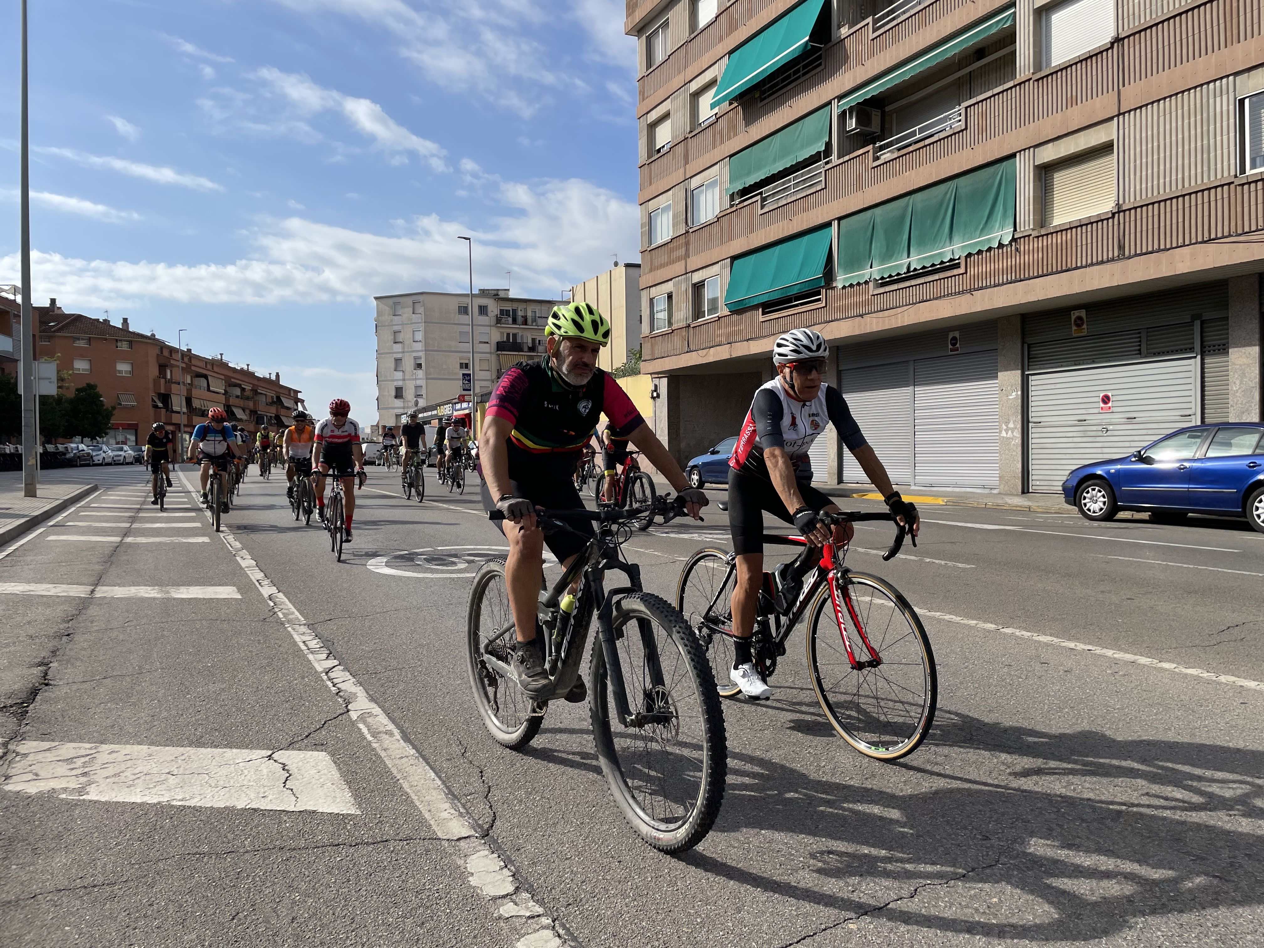 Rubí rendeix homenatge als dos ciclistes morts en un atropellament múltiple a Castellbisbal. FOTO: Arnau Martínez