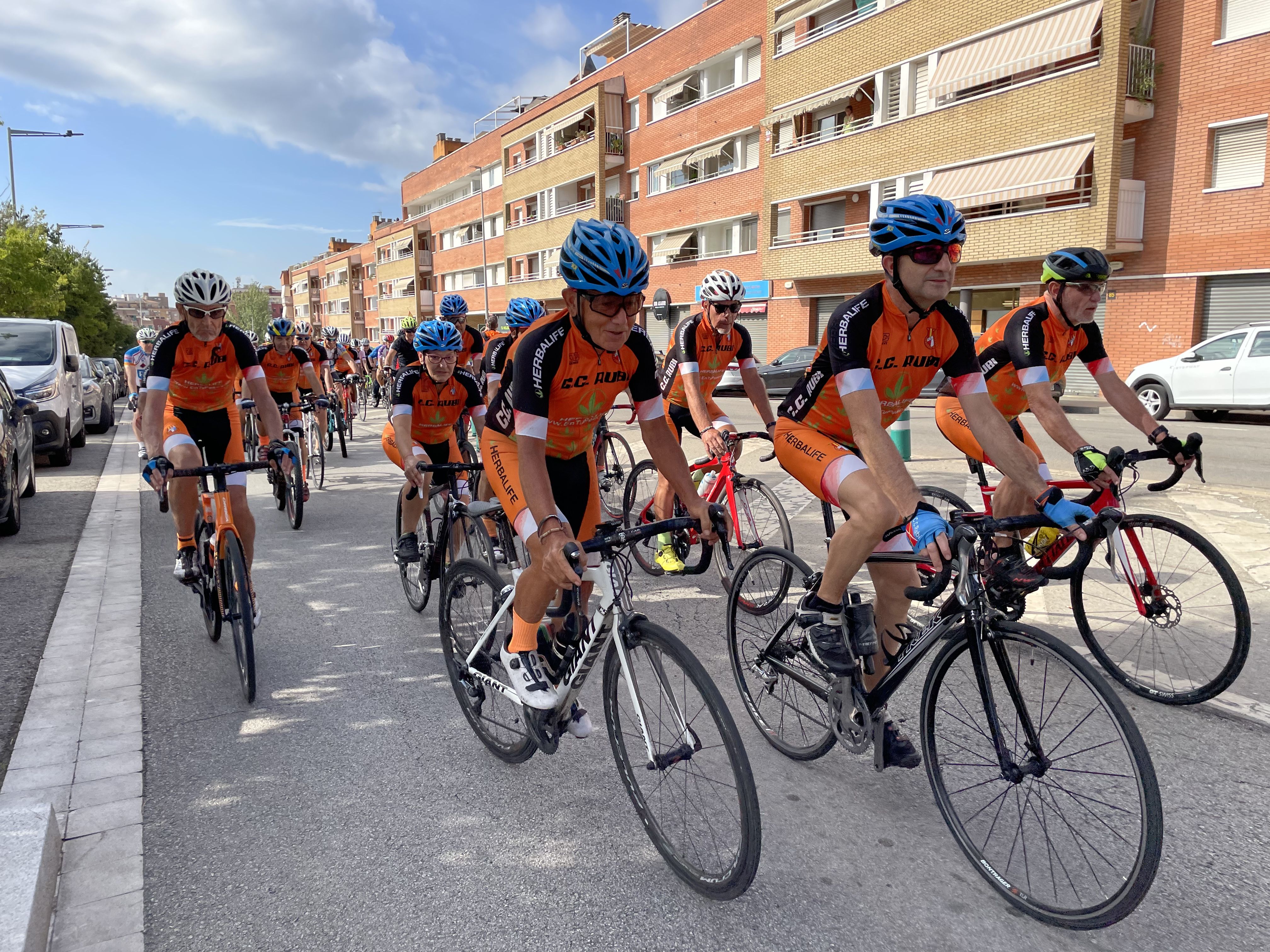 Rubí rendeix homenatge als dos ciclistes morts en un atropellament múltiple a Castellbisbal. FOTO: Arnau Martínez