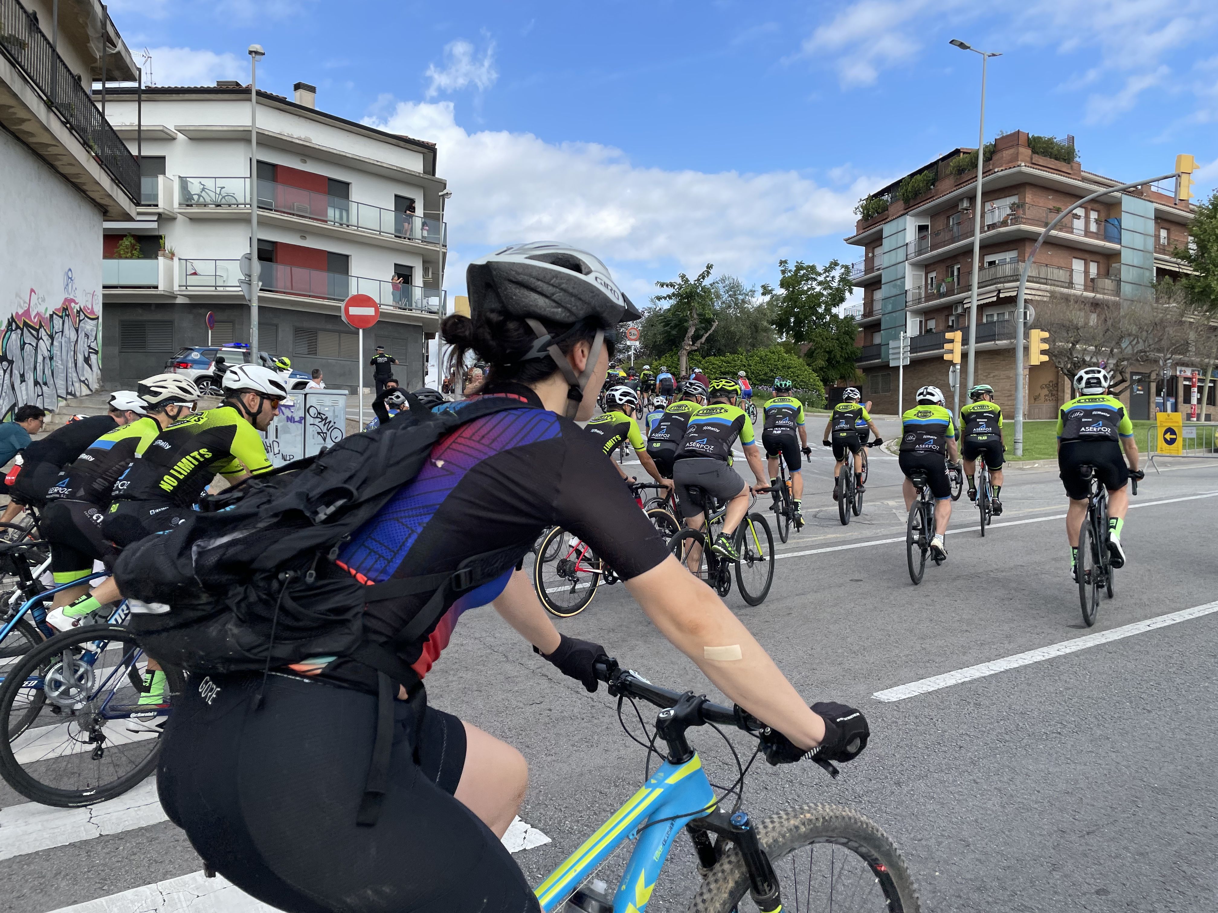 Rubí rendeix homenatge als dos ciclistes morts en un atropellament múltiple a Castellbisbal. FOTO: Arnau Martínez