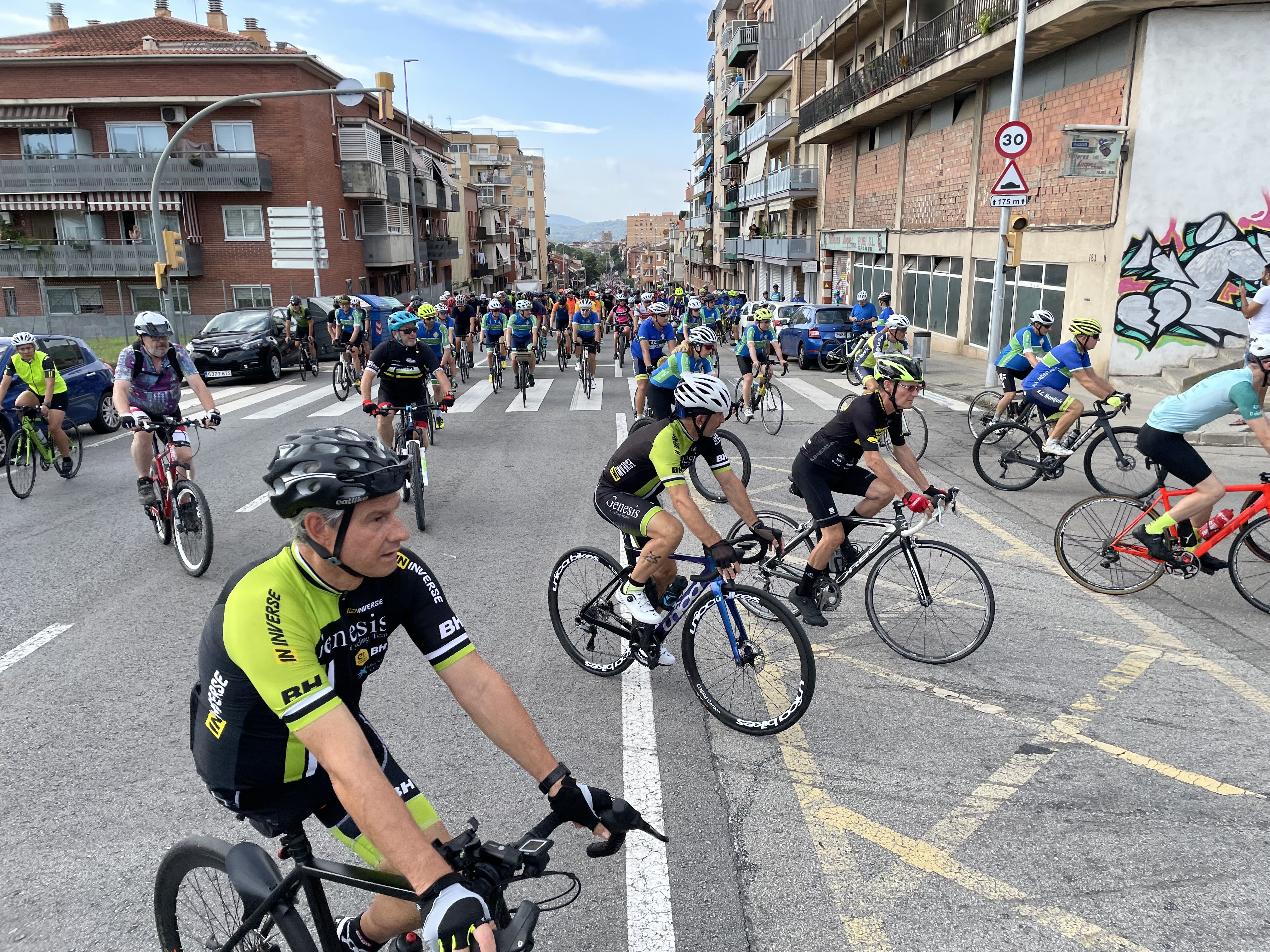 Rubí rendeix homenatge als dos ciclistes morts en un atropellament múltiple a Castellbisbal. FOTO: Arnau Martínez