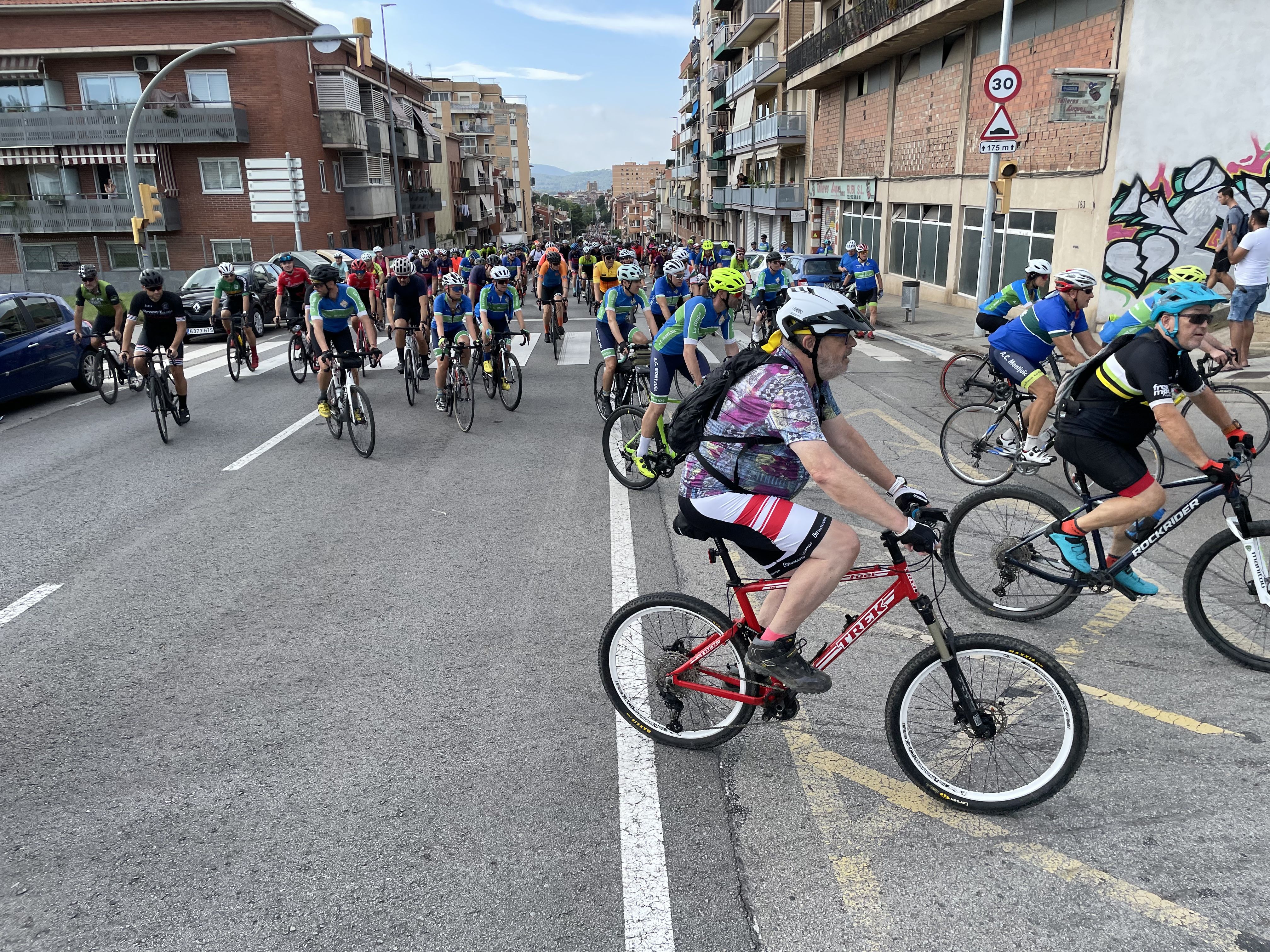 Rubí rendeix homenatge als dos ciclistes morts en un atropellament múltiple a Castellbisbal. FOTO: Arnau Martínez