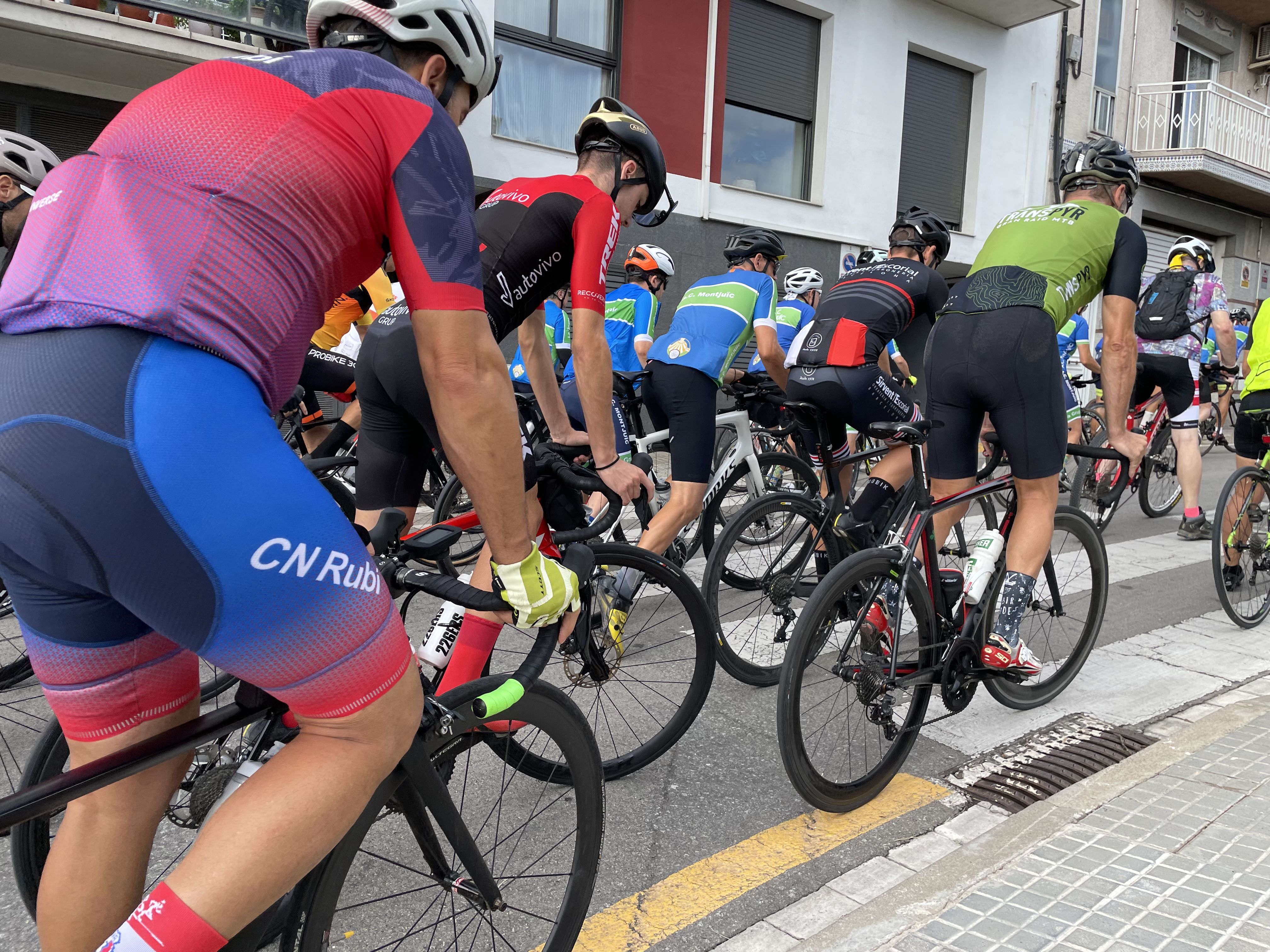 Rubí rendeix homenatge als dos ciclistes morts en un atropellament múltiple a Castellbisbal. FOTO: Arnau Martínez