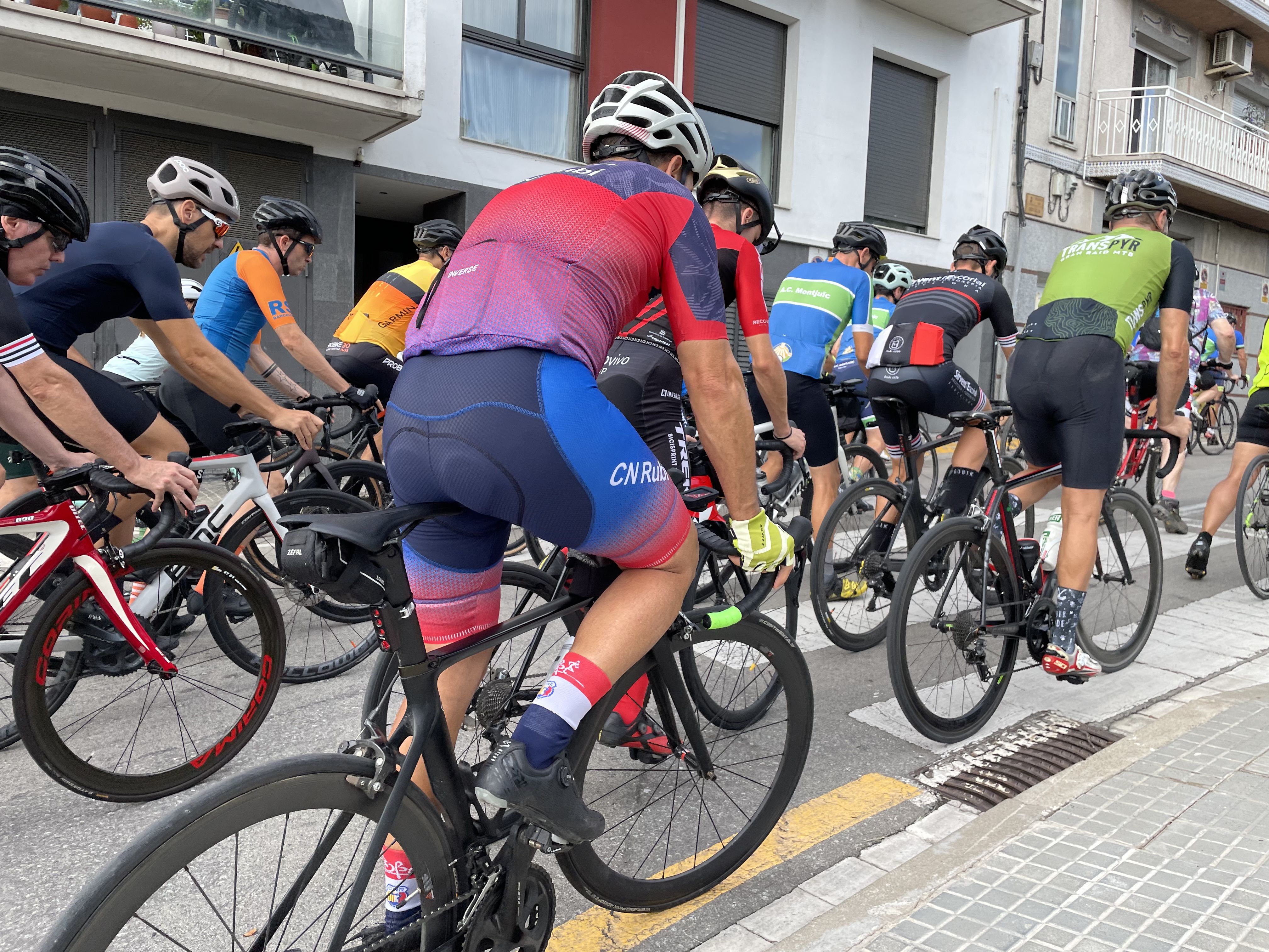 Rubí rendeix homenatge als dos ciclistes morts en un atropellament múltiple a Castellbisbal. FOTO: Arnau Martínez