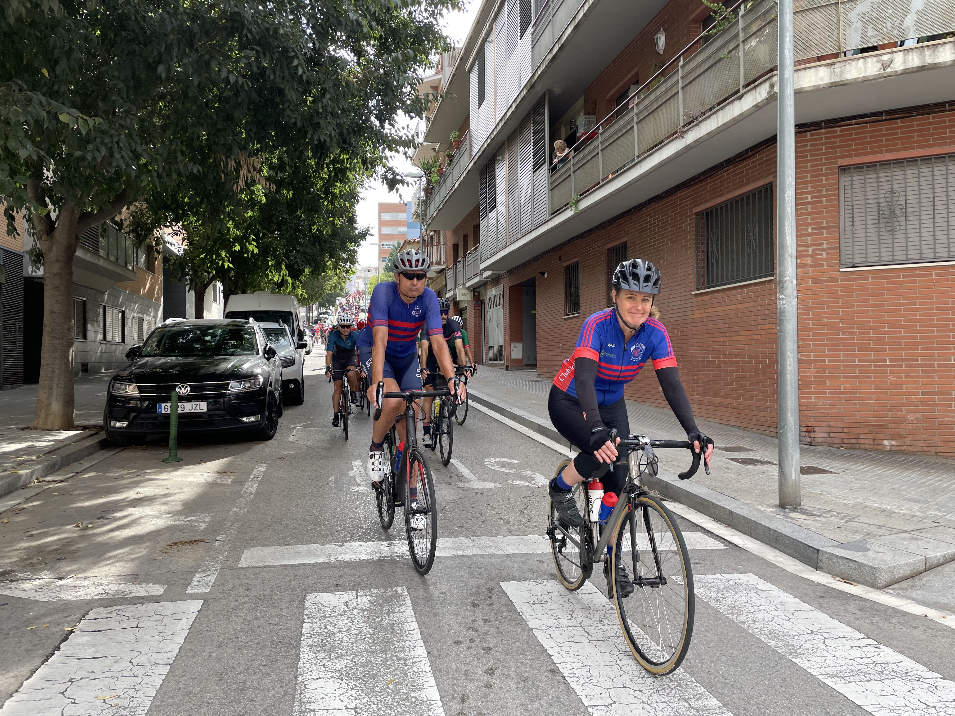 Rubí rendeix homenatge als dos ciclistes morts en un atropellament múltiple a Castellbisbal. FOTO: Arnau Martínez