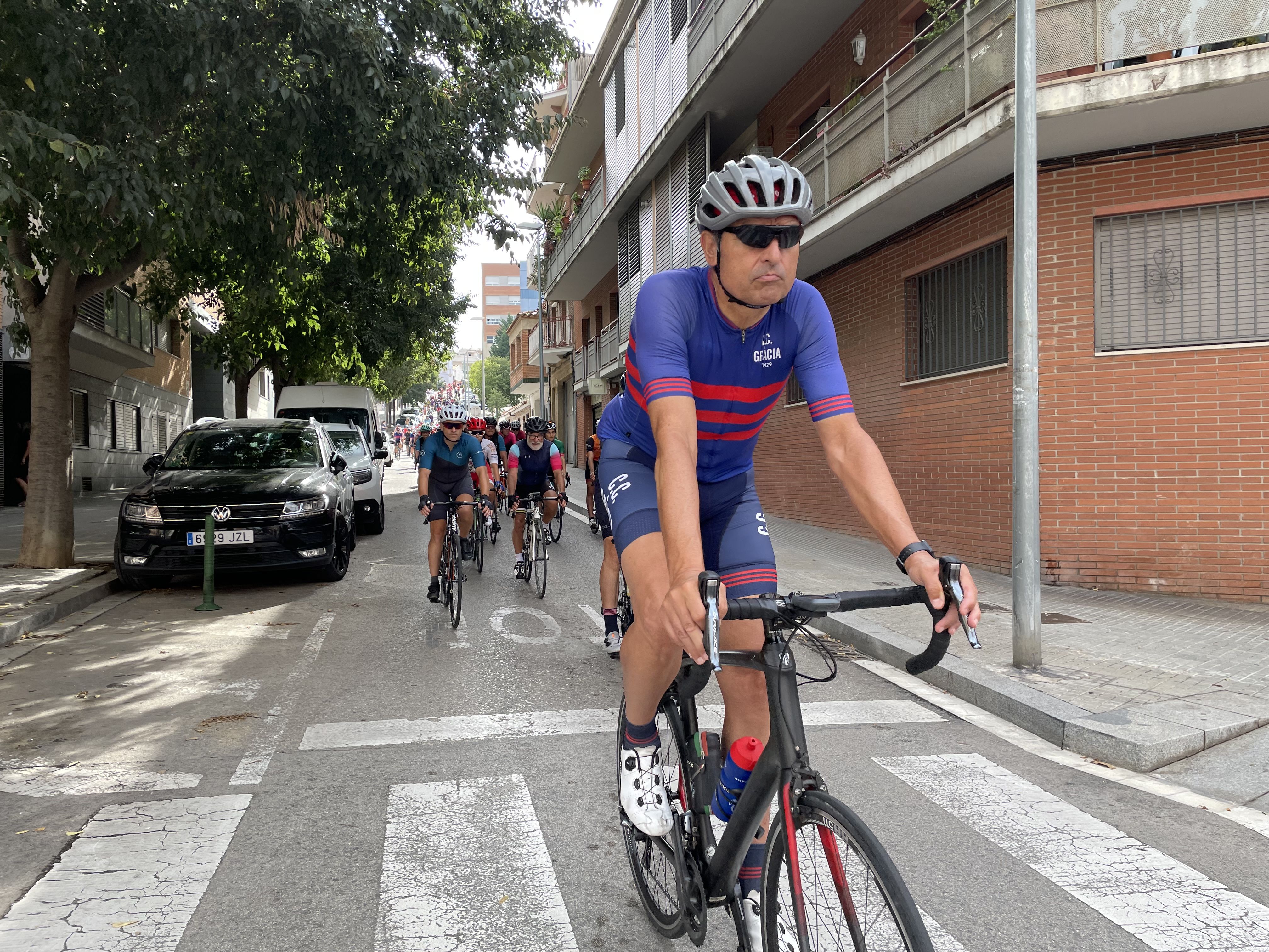 Rubí rendeix homenatge als dos ciclistes morts en un atropellament múltiple a Castellbisbal. FOTO: Arnau Martínez