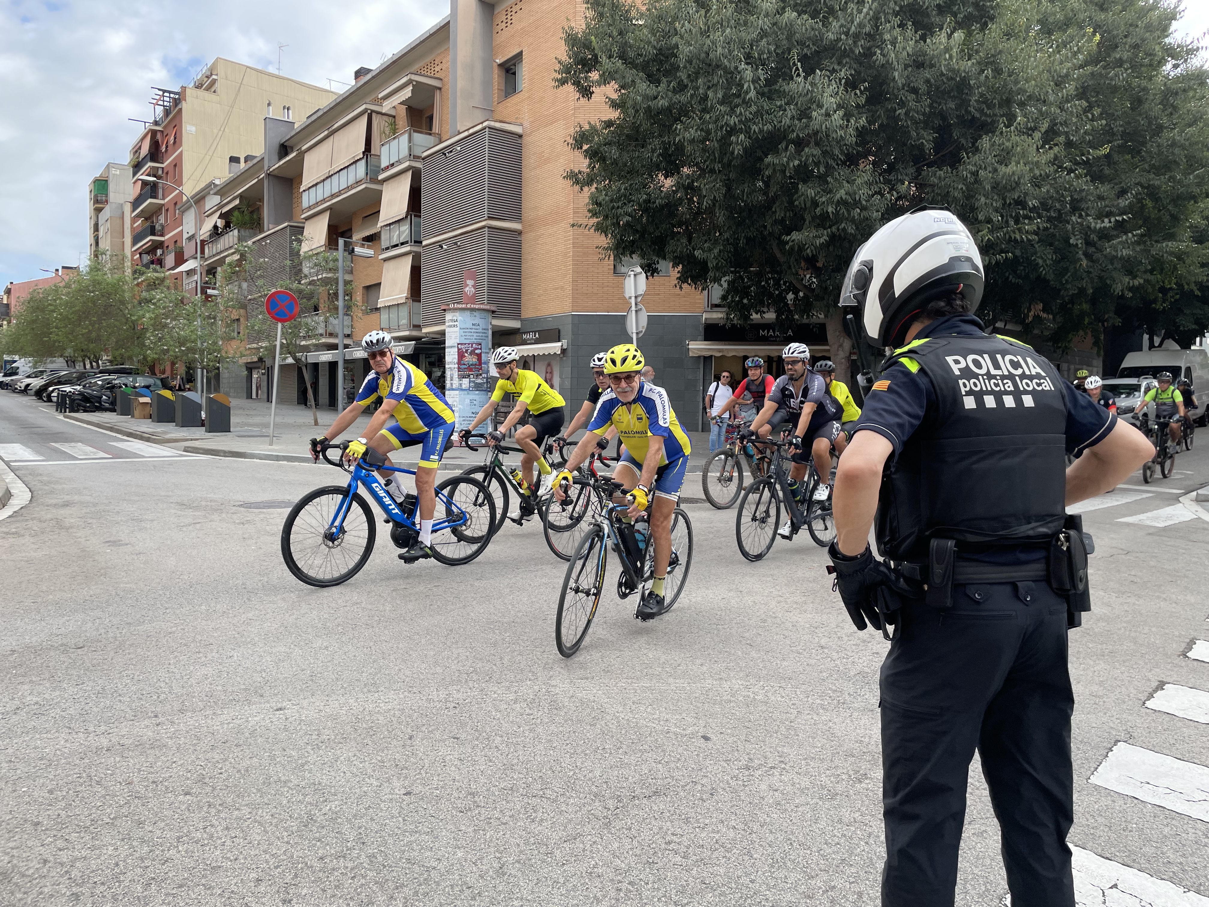Rubí rendeix homenatge als dos ciclistes morts en un atropellament múltiple a Castellbisbal. FOTO: Arnau Martínez