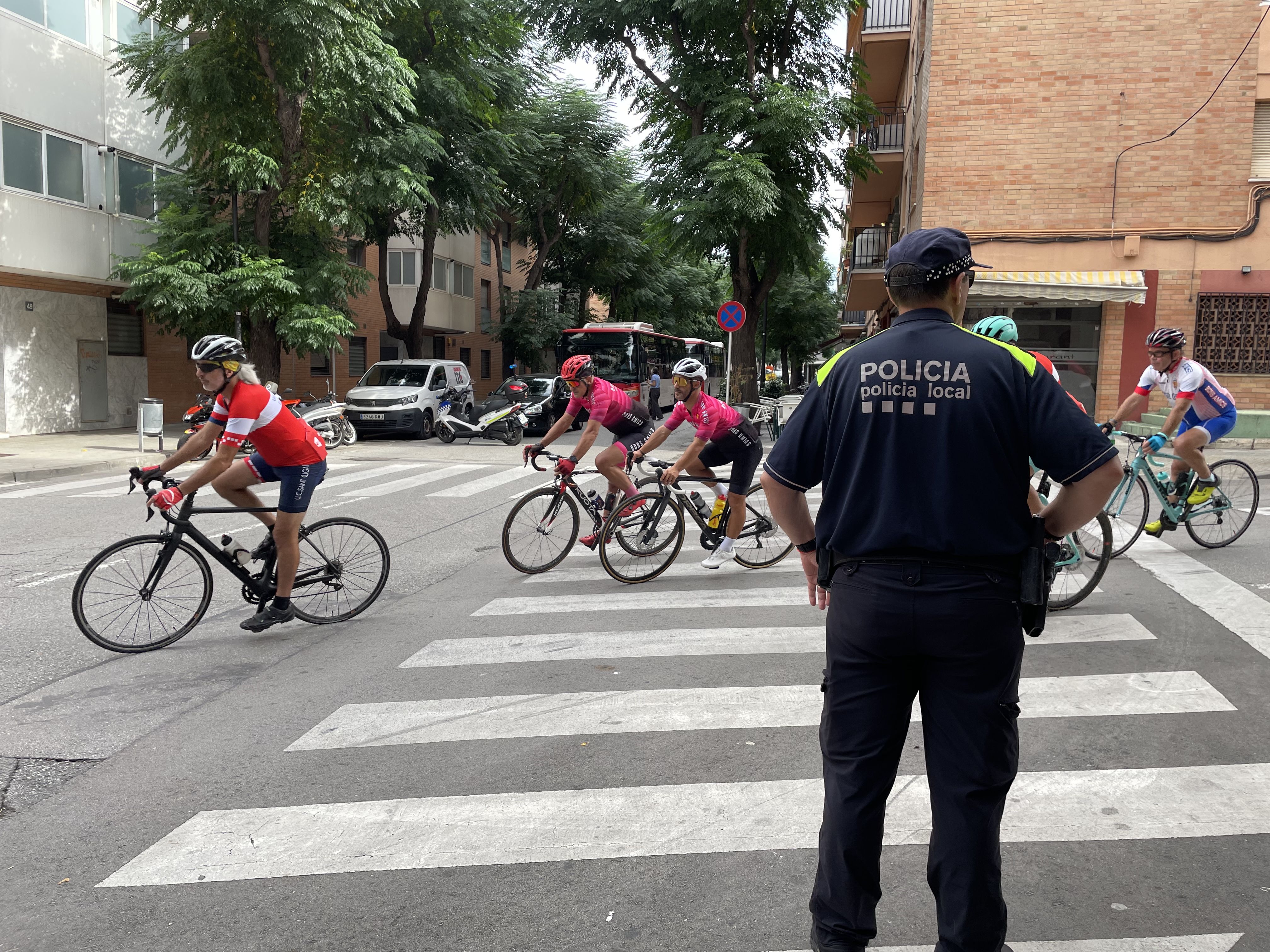 Homenatge pels carrers de Rubí als dos ciclistes morts en un atropellament múltiple a Castellbisbal. FOTO: Arnau Martínez