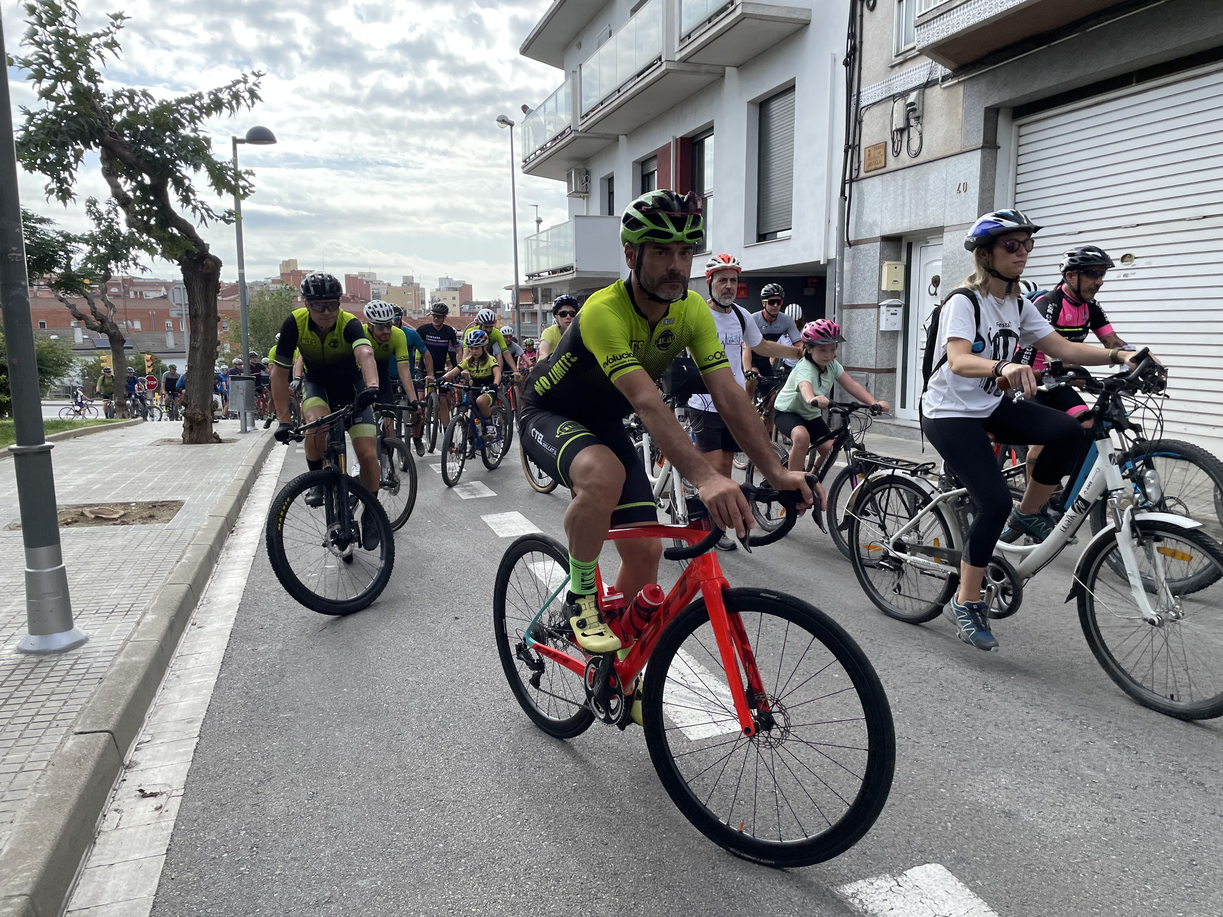 Rubí rendeix homenatge als dos ciclistes morts en un atropellament múltiple a Castellbisbal. FOTO: Arnau Martínez