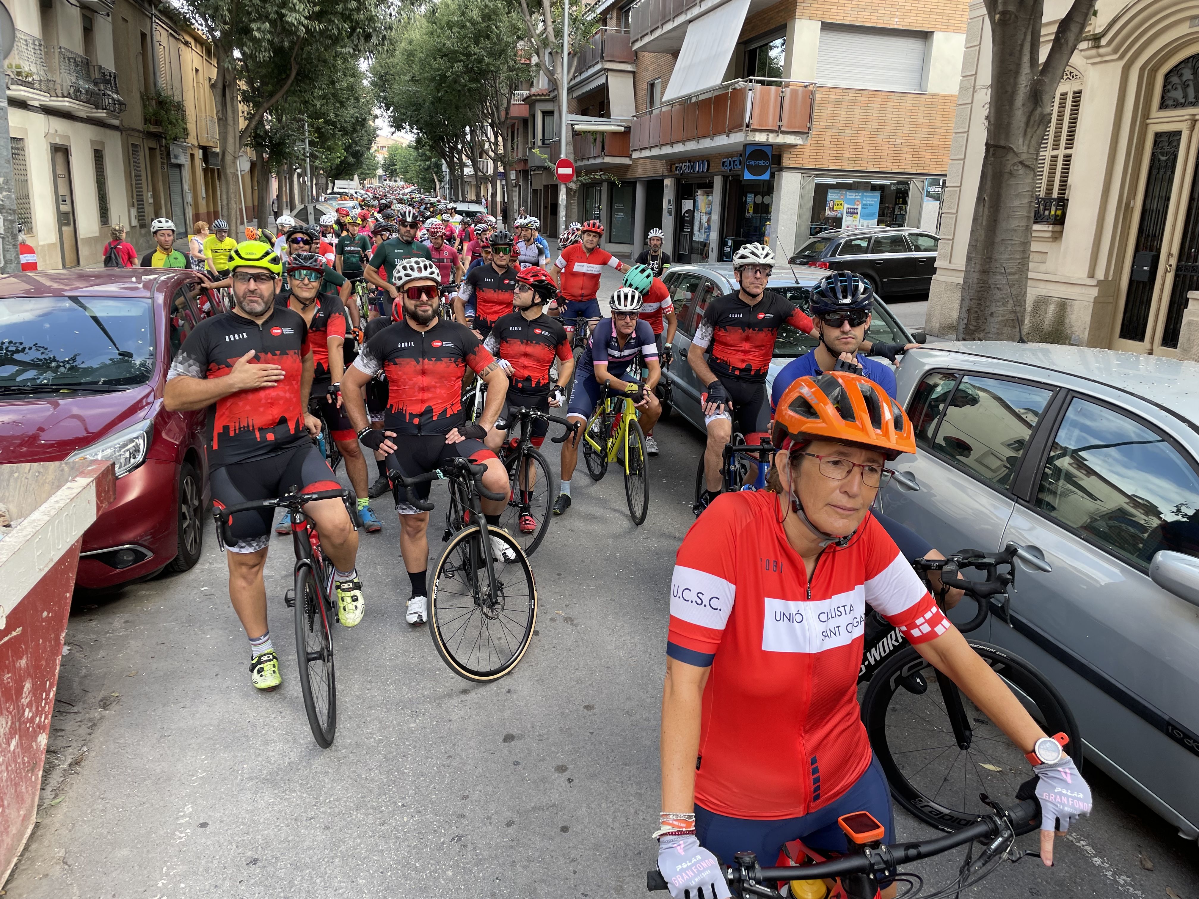 Rubí rendeix homenatge als dos ciclistes morts en un atropellament múltiple a Castellbisbal. FOTO: Arnau Martínez