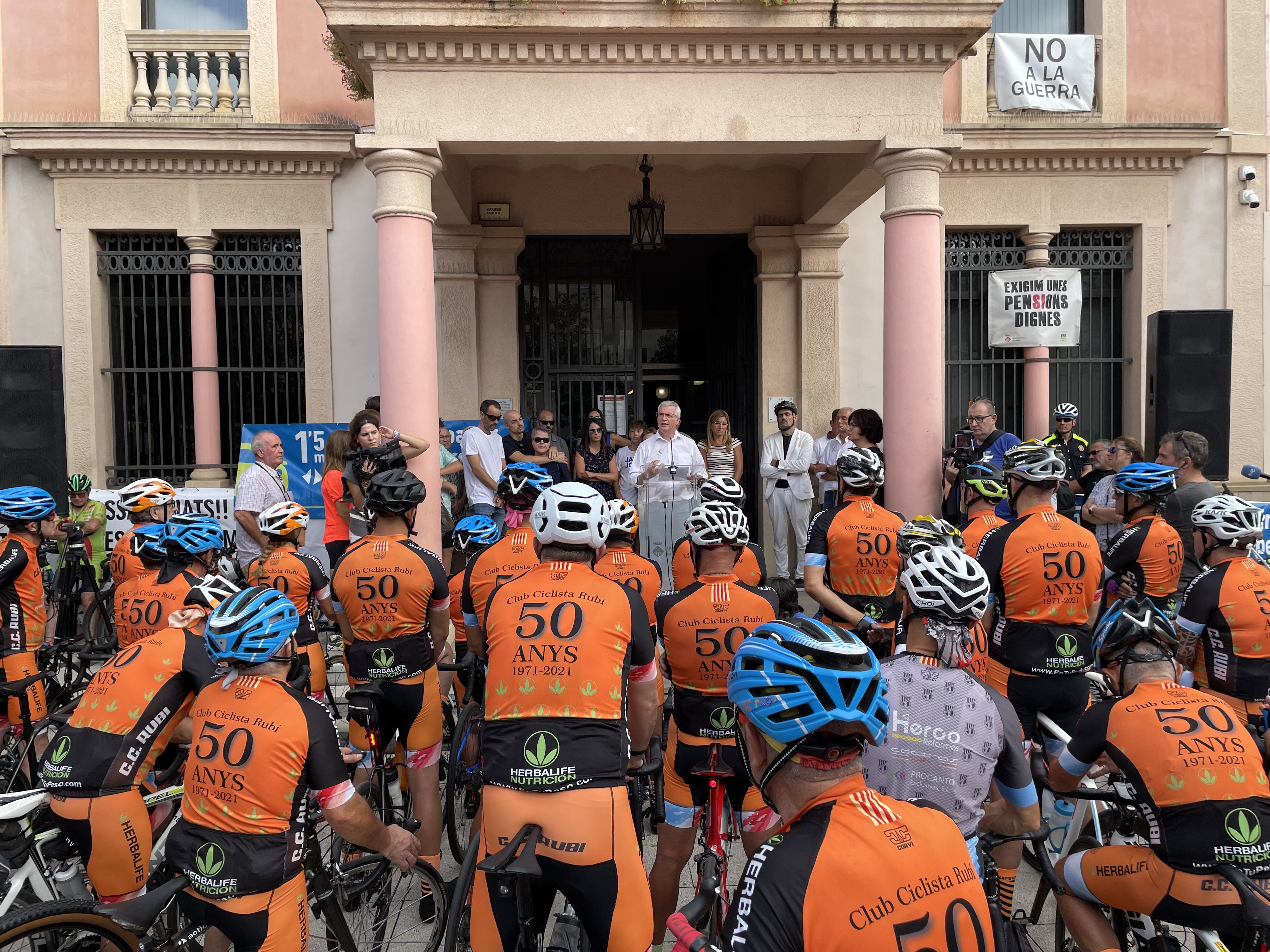 Rubí rendeix homenatge als dos ciclistes morts en un atropellament múltiple a Castellbisbal. FOTO: Arnau Martínez