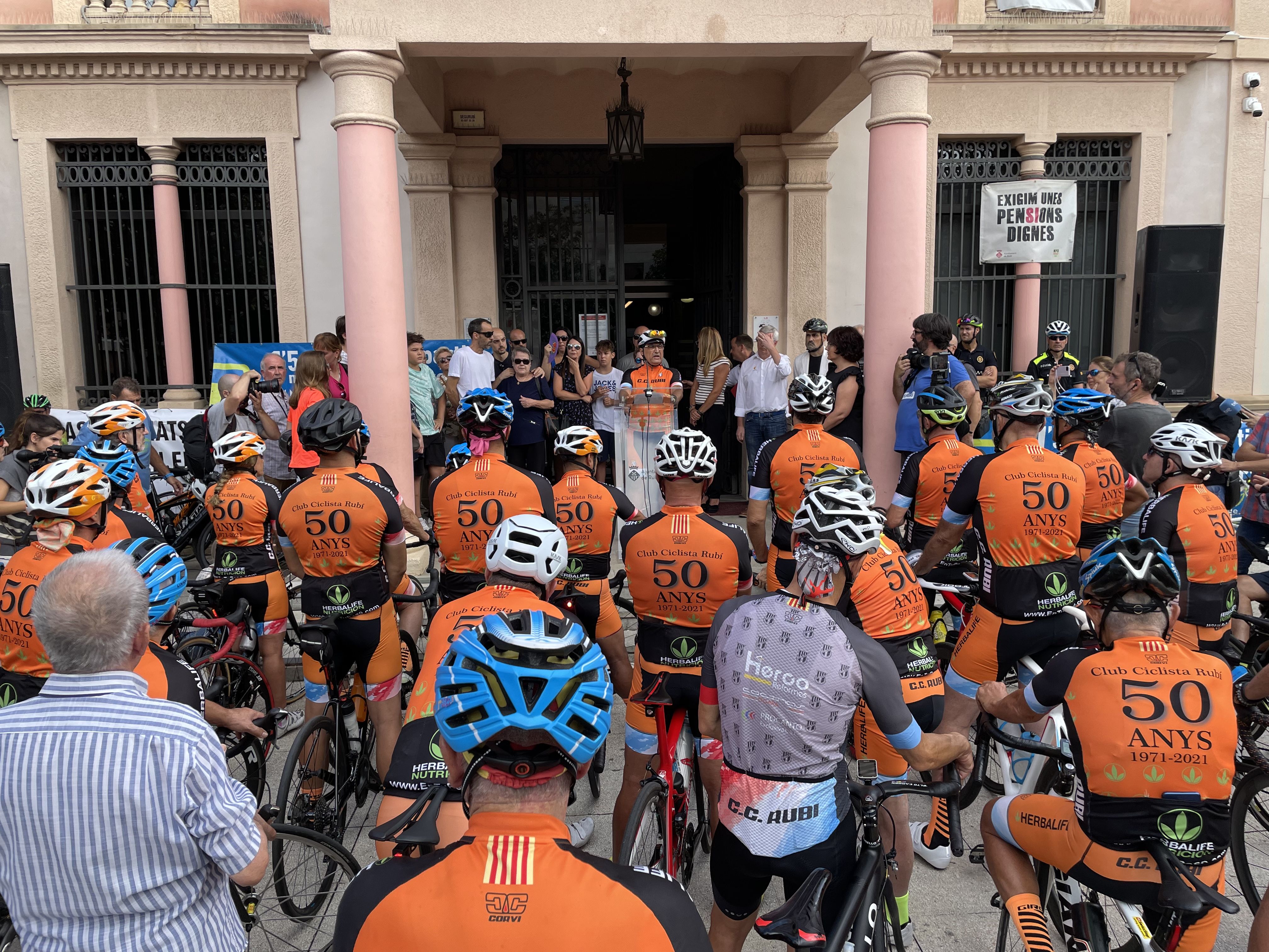 Rubí rendeix homenatge als dos ciclistes morts en un atropellament múltiple a Castellbisbal. FOTO: Arnau Martínez