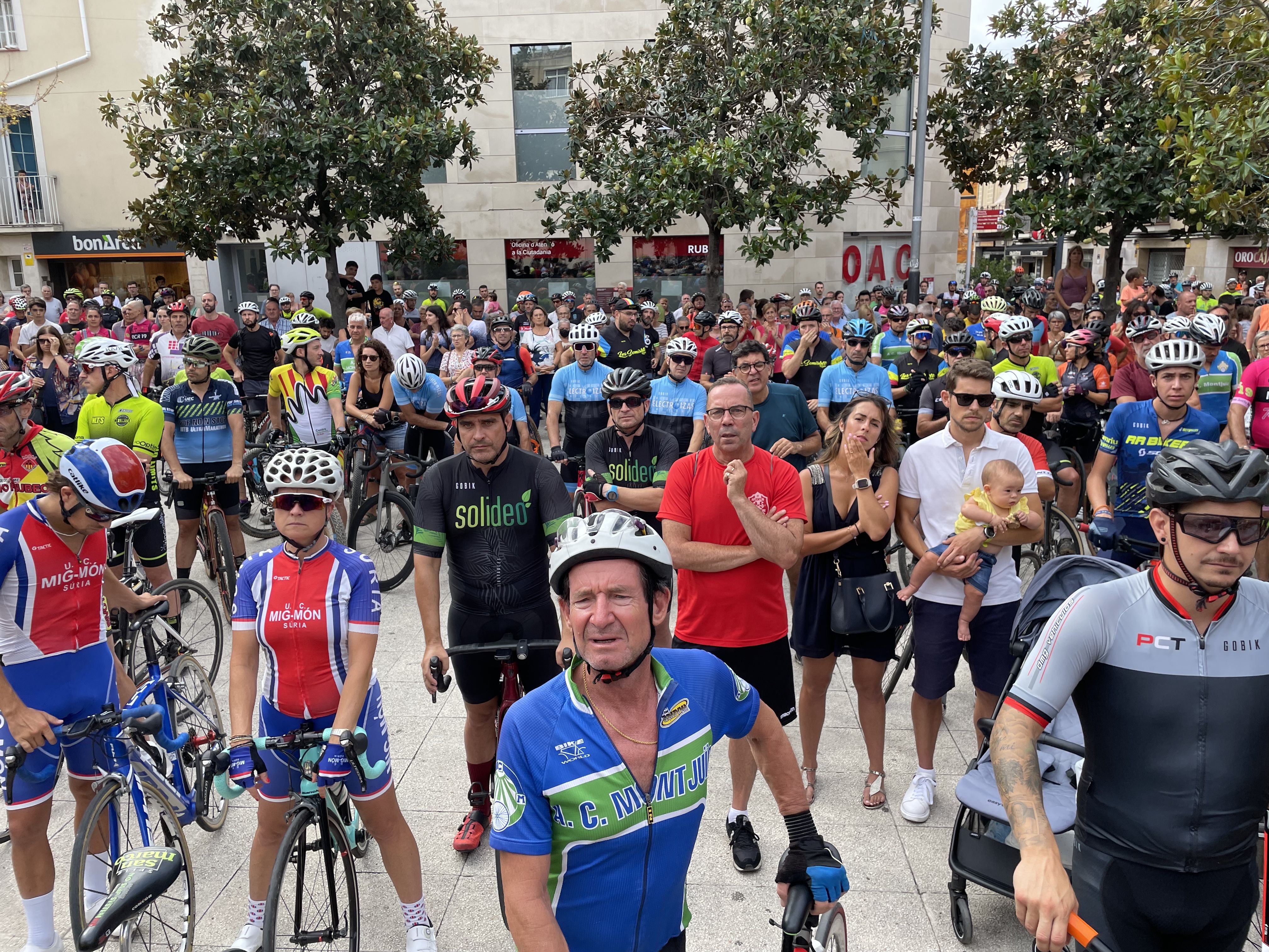 Rubí rendeix homenatge als dos ciclistes morts en un atropellament múltiple a Castellbisbal. FOTO: Arnau Martínez