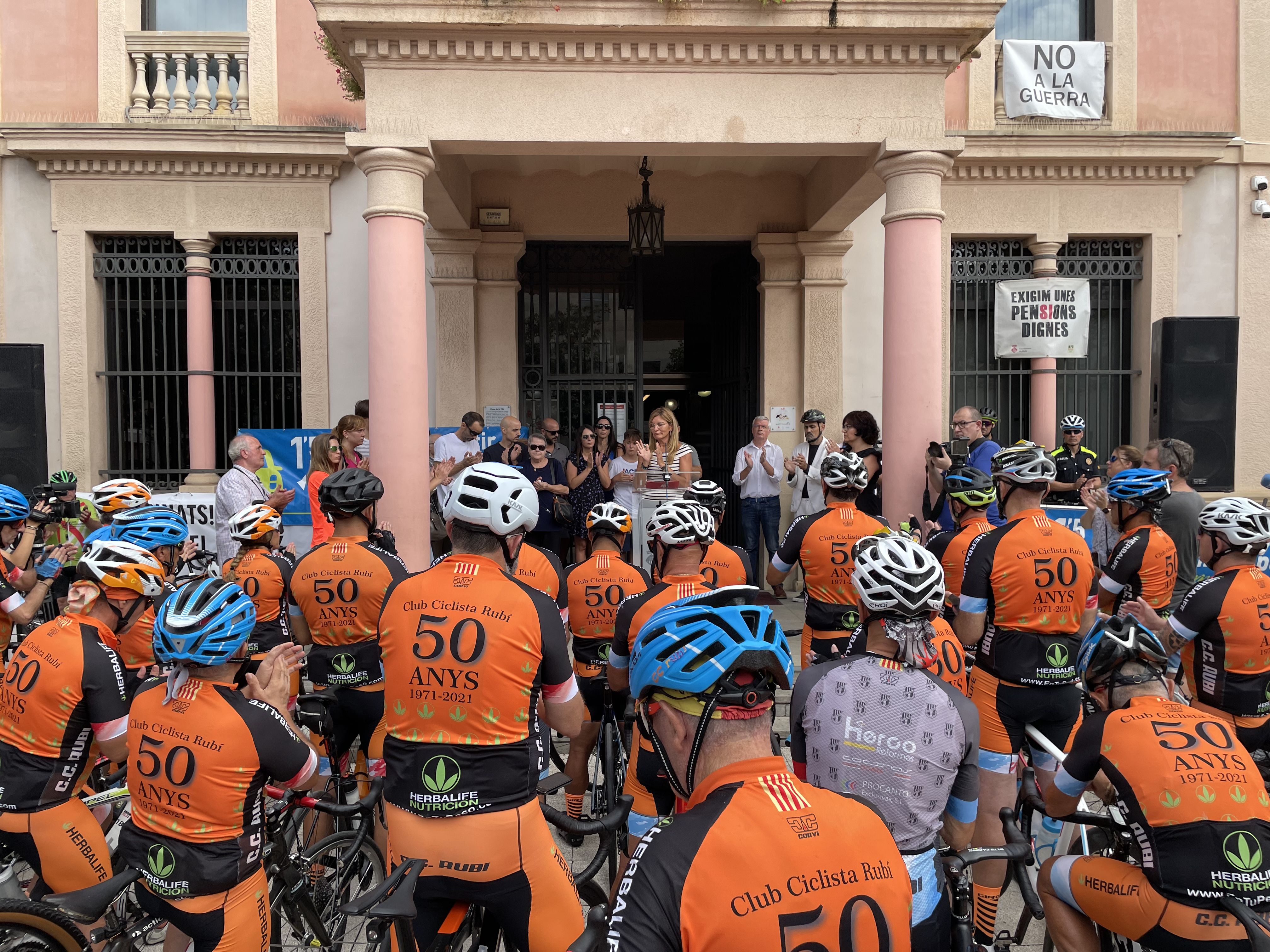 Rubí rendeix homenatge als dos ciclistes morts en un atropellament múltiple a Castellbisbal. FOTO: Arnau Martínez