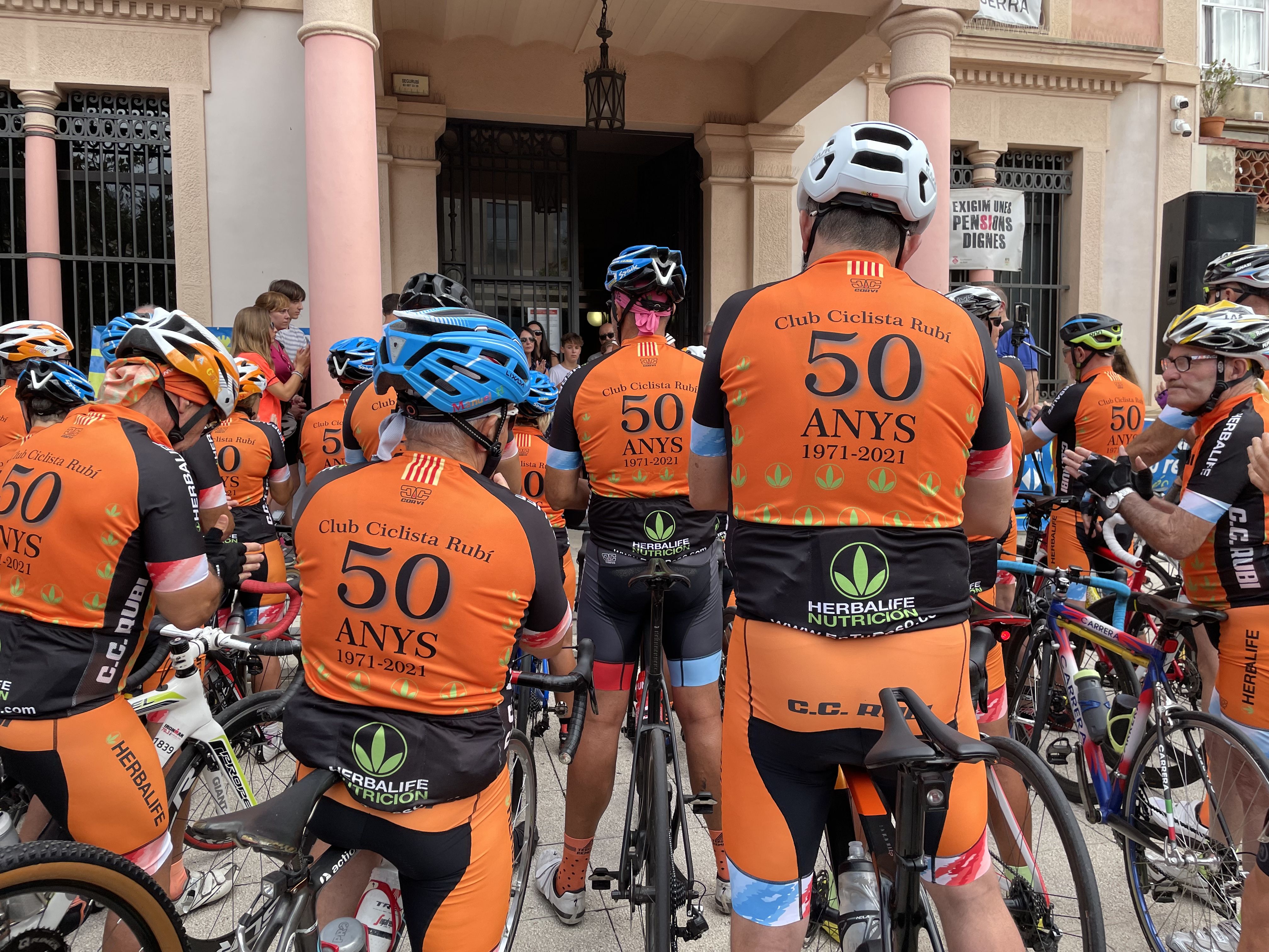 Rubí rendeix homenatge als dos ciclistes morts en un atropellament múltiple a Castellbisbal. FOTO: Arnau Martínez