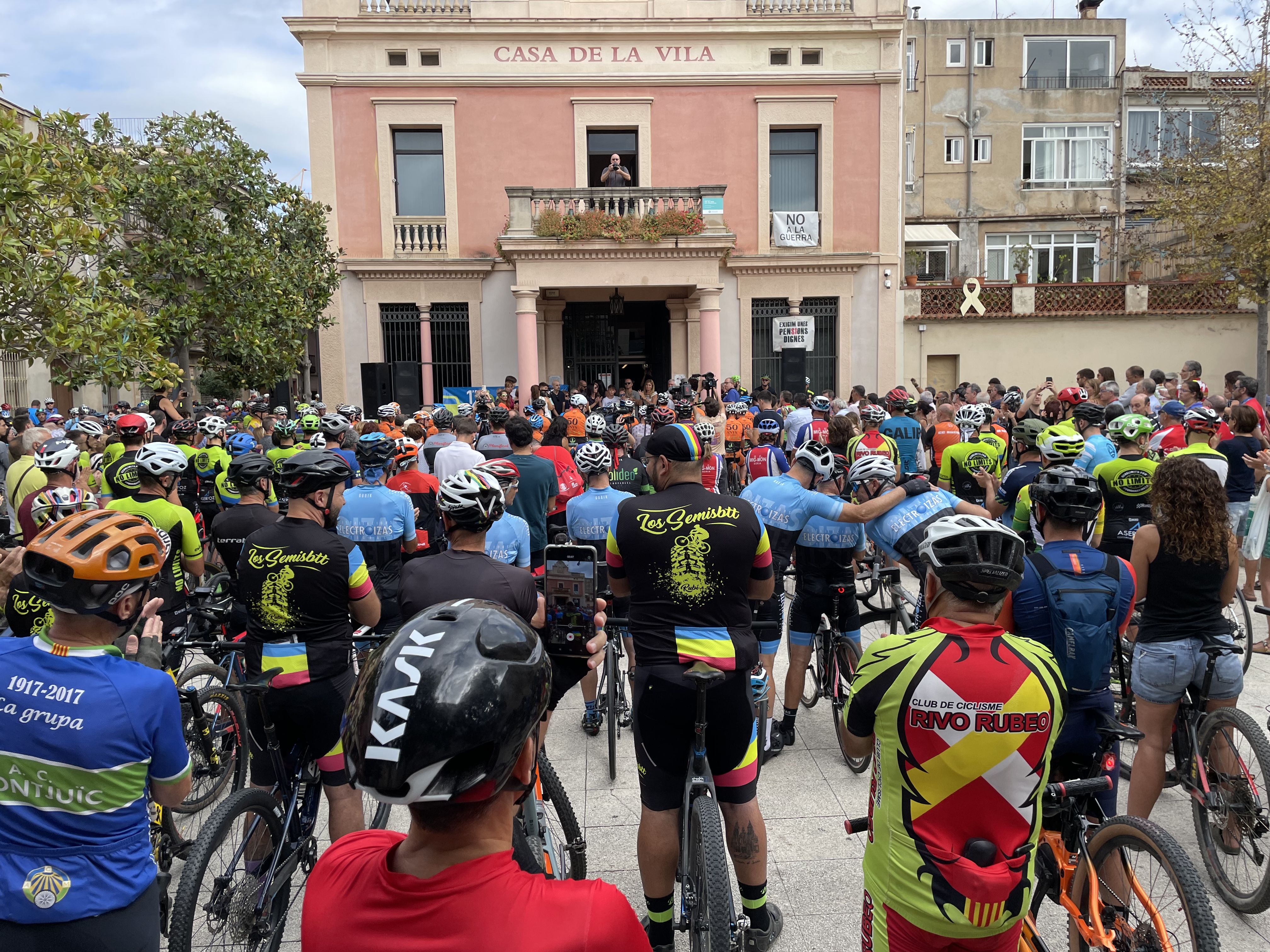 Rubí rendeix homenatge als dos ciclistes morts en un atropellament múltiple a Castellbisbal. FOTO: Arnau Martínez