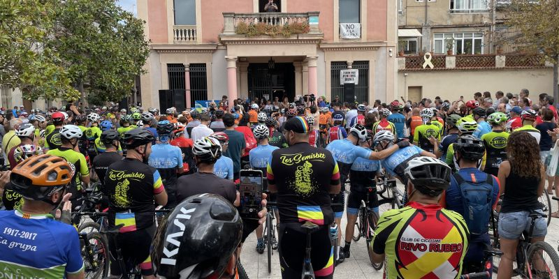 Concentració multitudinària a la plaça Pere Aguilera. FOTO: Arnau Martínez