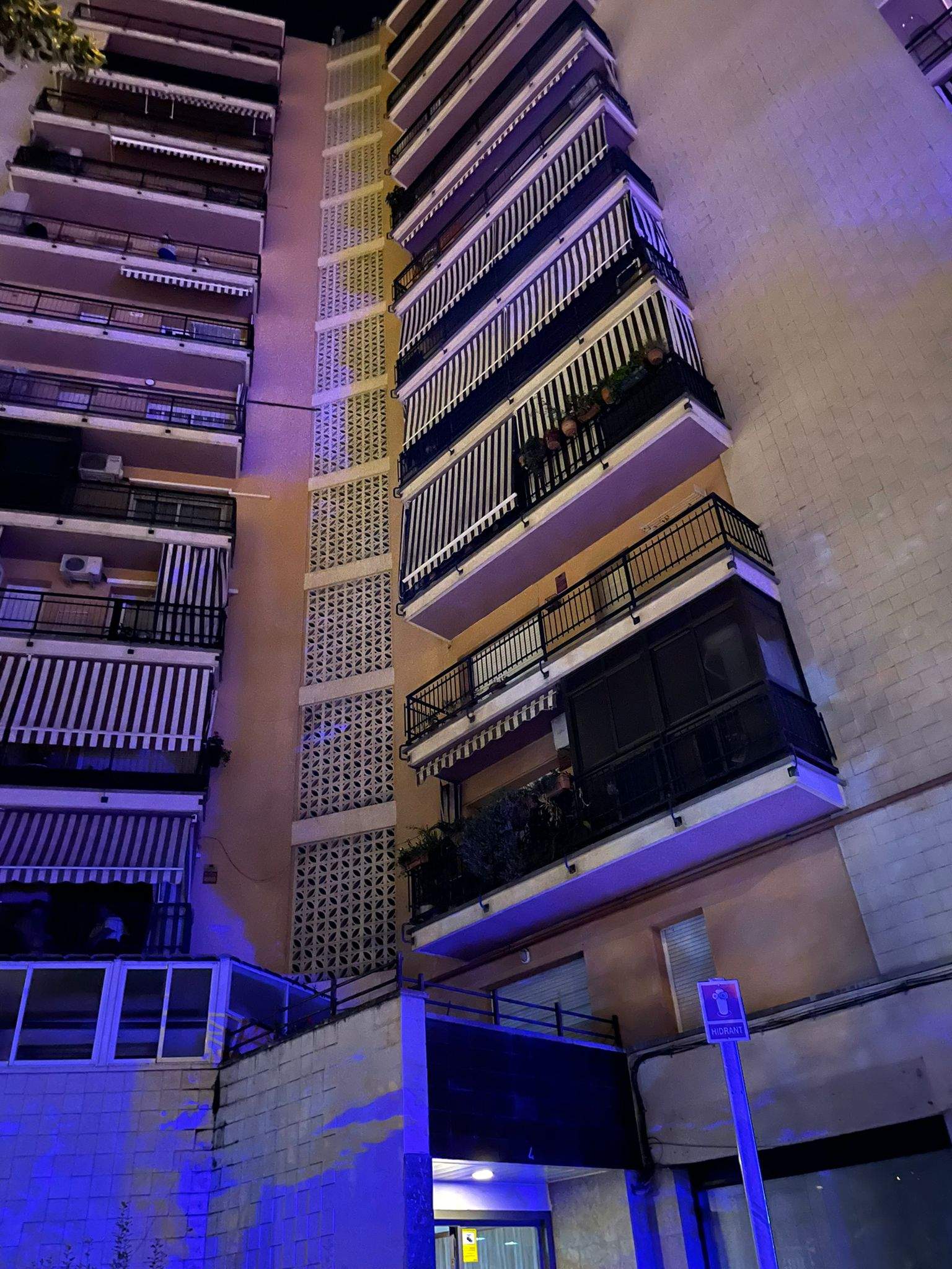 L'incendi s'ha originat a la setena planta d'un edifici de l'avinguda Catalunya de Rubí. FOTO: Cedida 