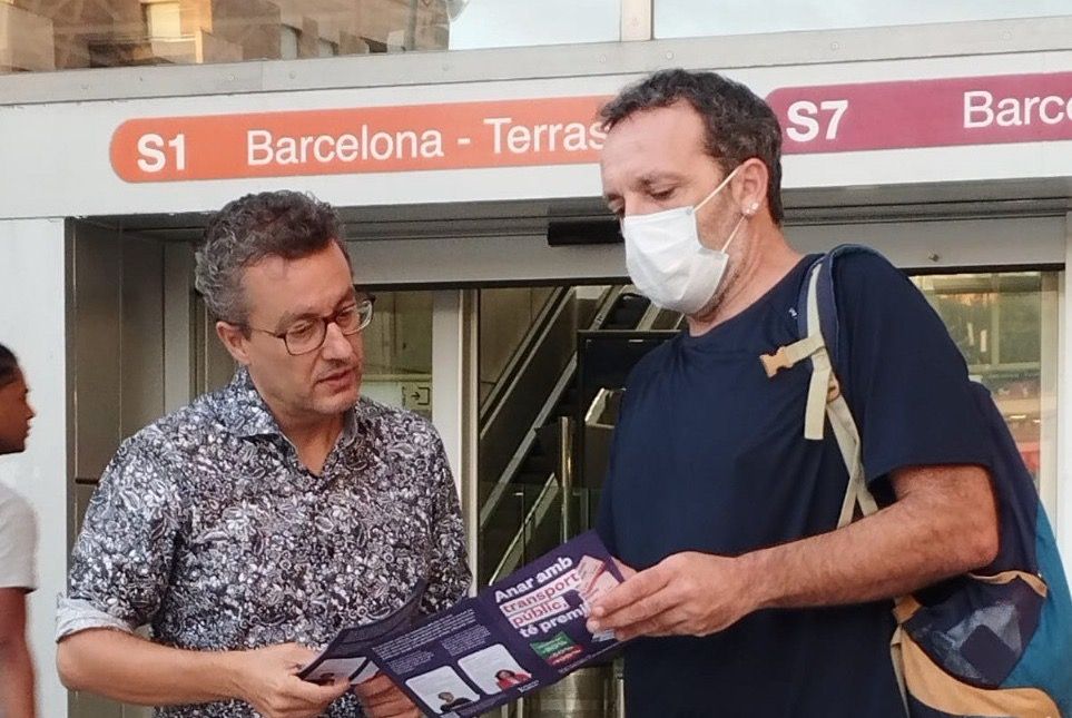 El regidor d'En Comú Podem Rubí, Andrés Medrano, durant el repartiment del butlletí informatiu a Rubí. FOTO: Cedida