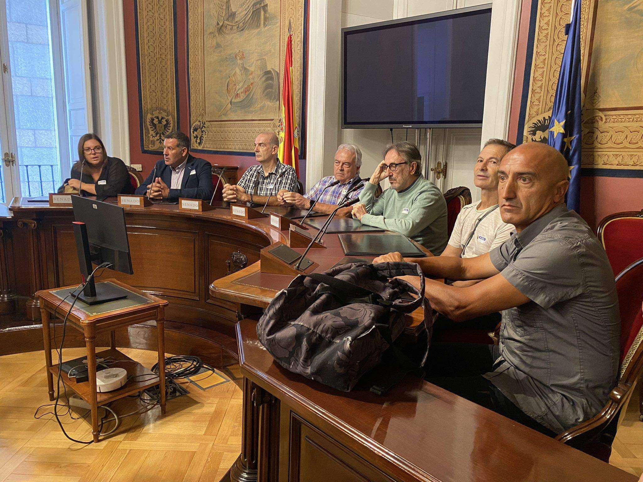 Membres del Club Ciclista de Rubí al Senat amb representants de l'Ajuntament de Rubí. FOTO: Rubén Cabús 