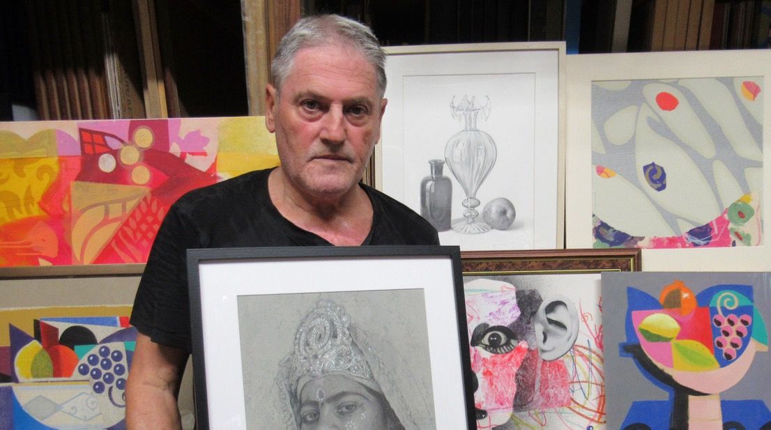 L'artista rubinenc Miquel Mas amb una de les seves obres. FOTO: Cedida