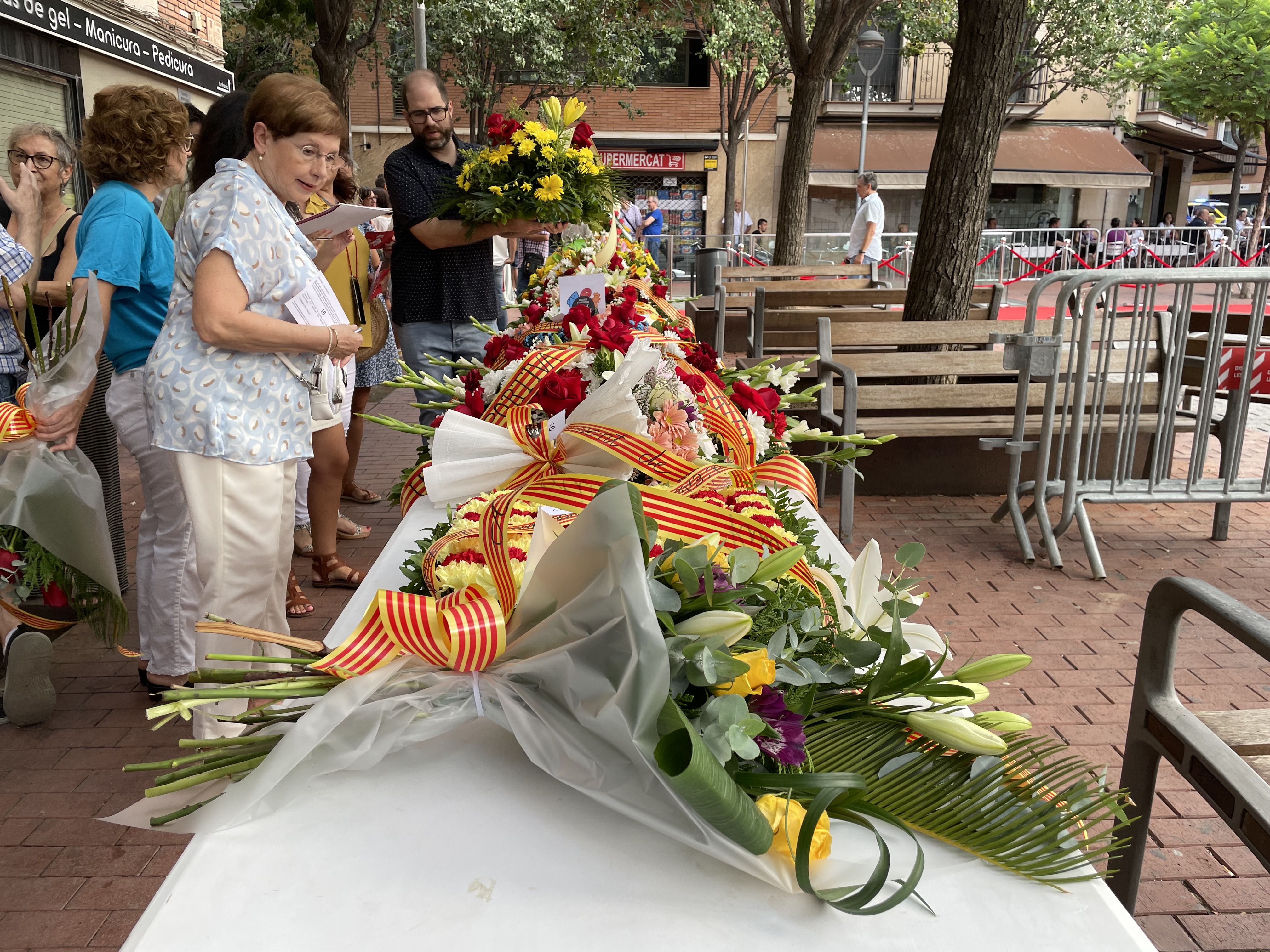 La ciutat ha viscut el tradicional acte institucional a la plaça de l'Onze de Setembre. FOTO: Arnau Martínez